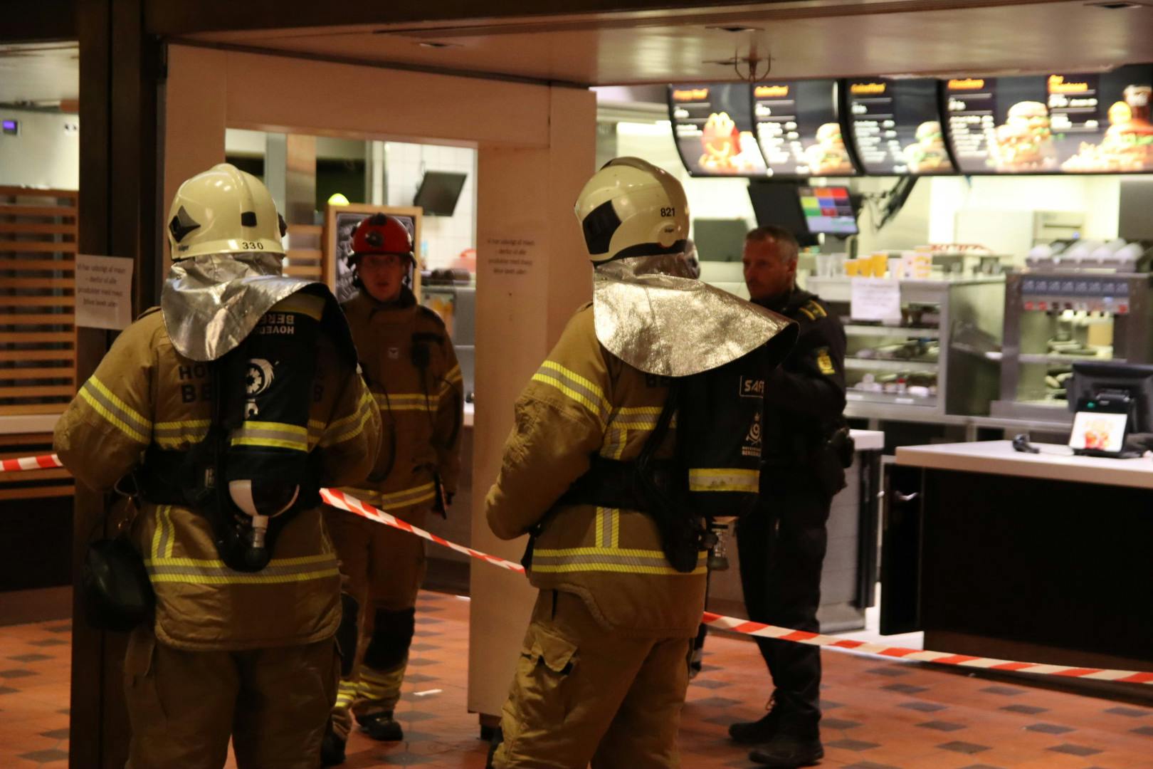 Redningsfolk var talstærkt til stede, da der kort inden midnat opstod drama på McDonald's på Hovedbanegården i København. nbsp;