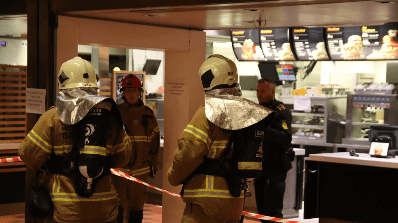 Redningsfolk var talstærkt til stede, da der kort inden midnat opstod drama på McDonald's på Hovedbanegården i København. nbsp;