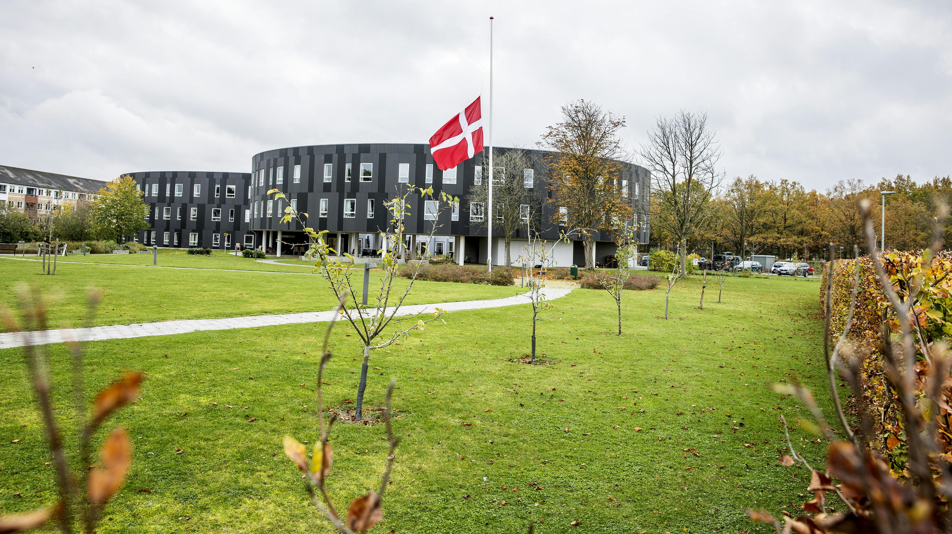 Den 37-årige kvinde arbejdede på Plejecenter Samsøvej i Holbæk. Hun var på vej hjem, da hun blev dræbt.