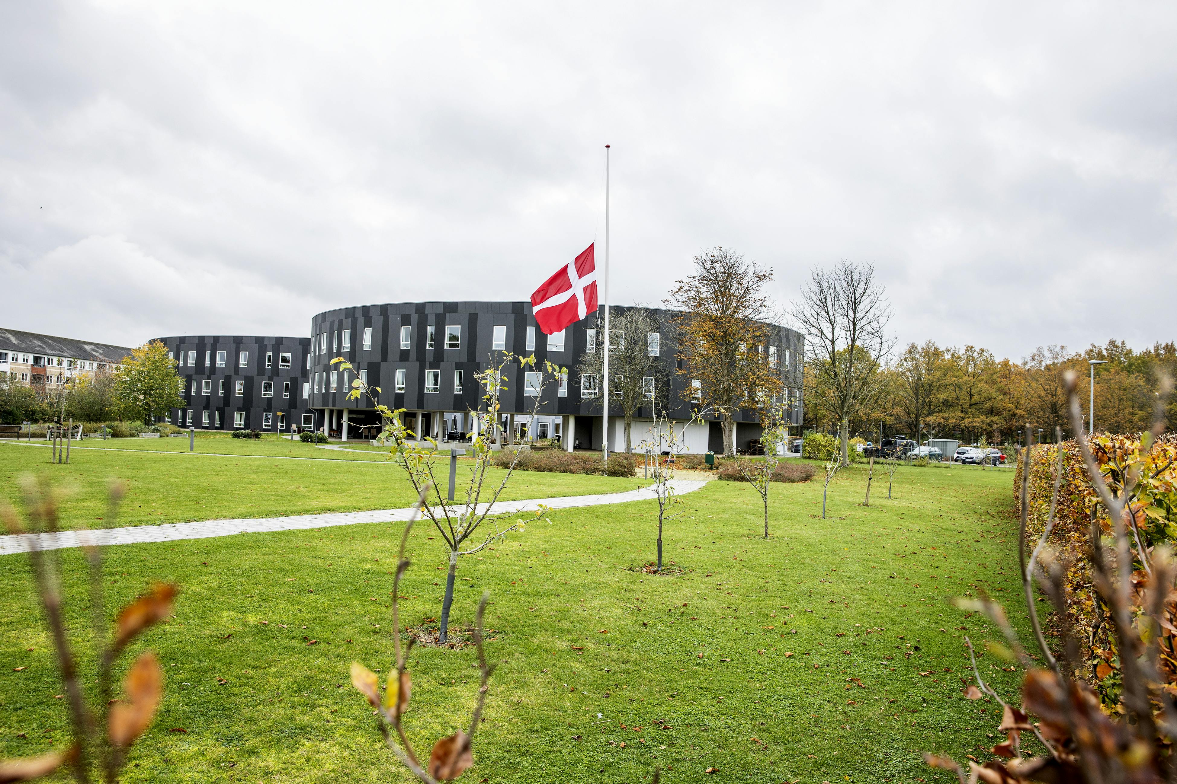 Den 37-årige kvinde arbejdede på Plejecenter Samsøvej i Holbæk. Hun var på vej hjem, da hun blev dræbt.
