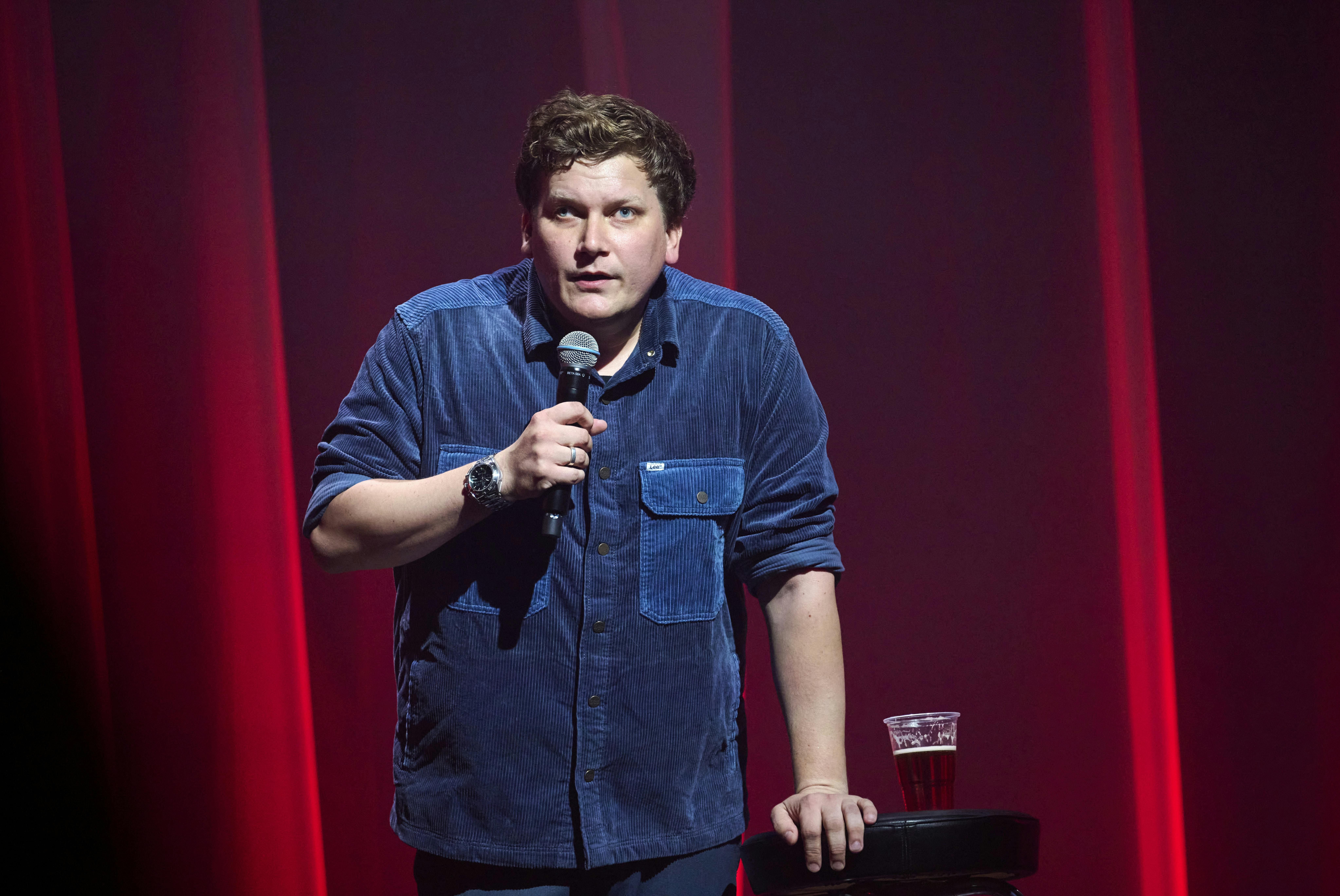 Med en øl ved sin side, tog Heino Hansen pis på kronprins Frederiks brandert på Smukfest.