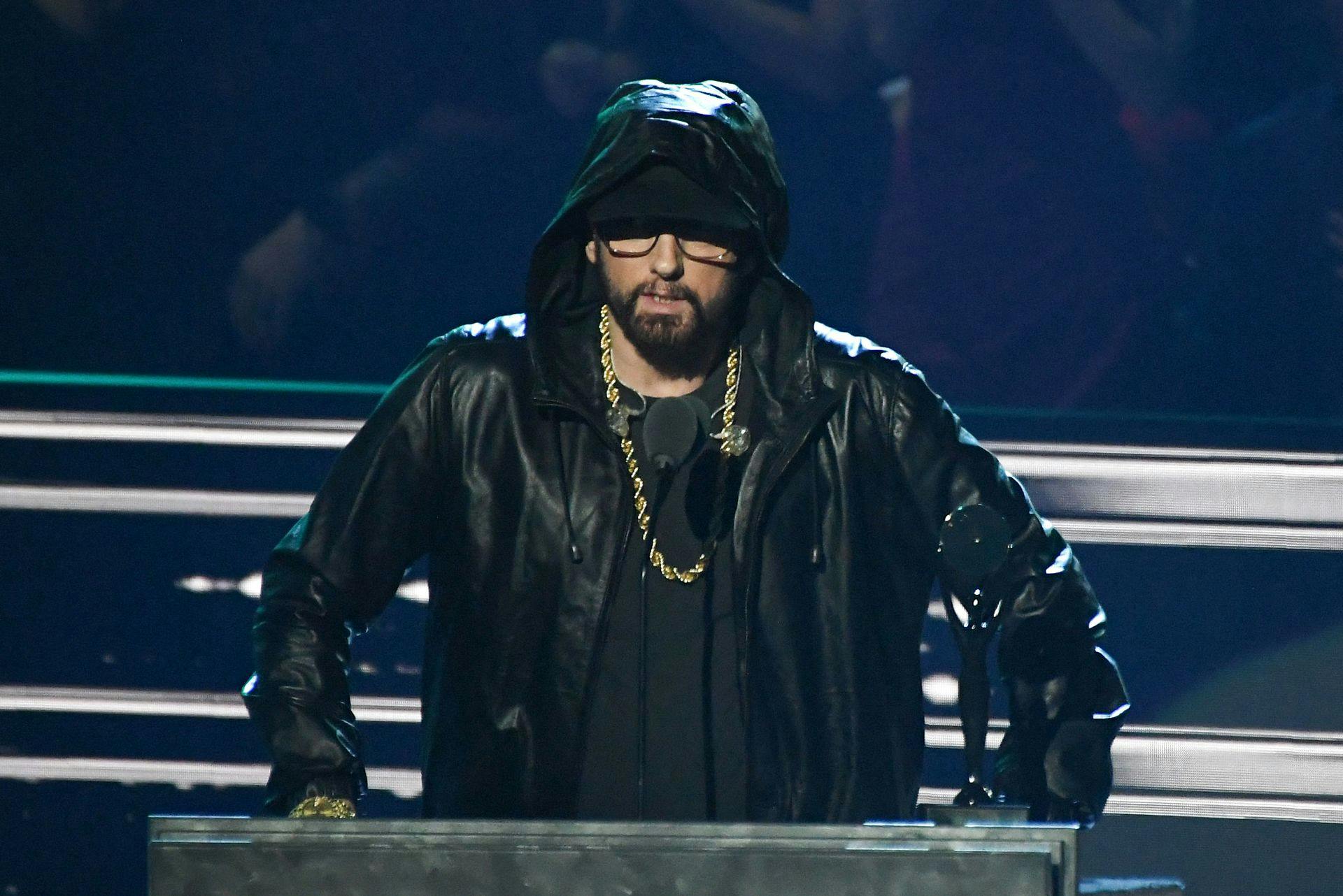 Eminem stammede sig rørt gennem sin takketale, da han i lørdags blev optaget i Rock and Roll Hall of Fame.
