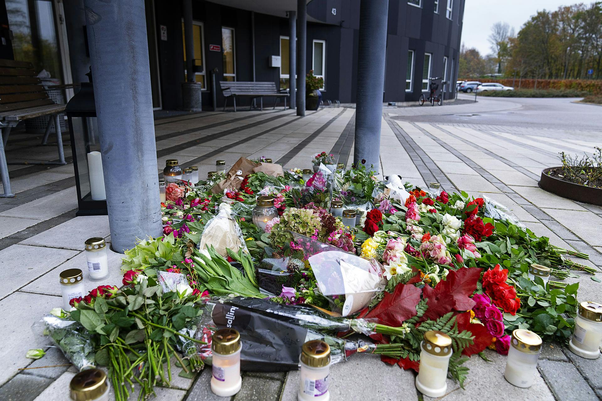 Blomster og lys foran det plejecenter, hvor den dræbte kvinde arbejdede. Hun havde netop fået fri fra arbejde, da hun blev angrebet og dræbt torsdag aften i sidste uge.&nbsp;
