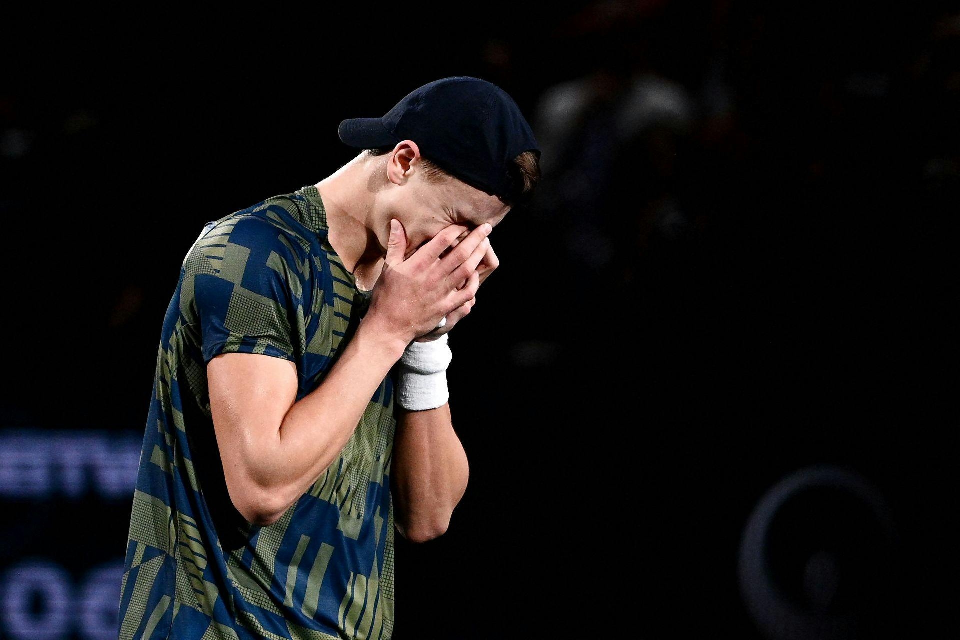 Det var en teenage dreng i tårer efter sejren over ikonet Novak Djokovic.
