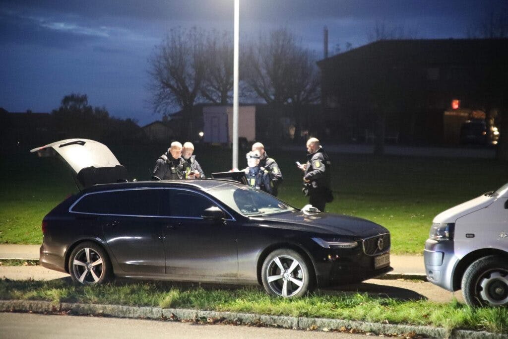 Politiet til stede på Samsøvej umiddelbart efter drabet.