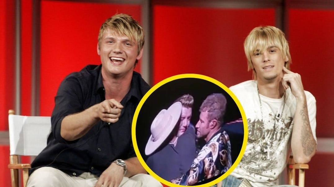 Nick Carter brød grædende sammen på scenen søndag efter sin lillebrors død.