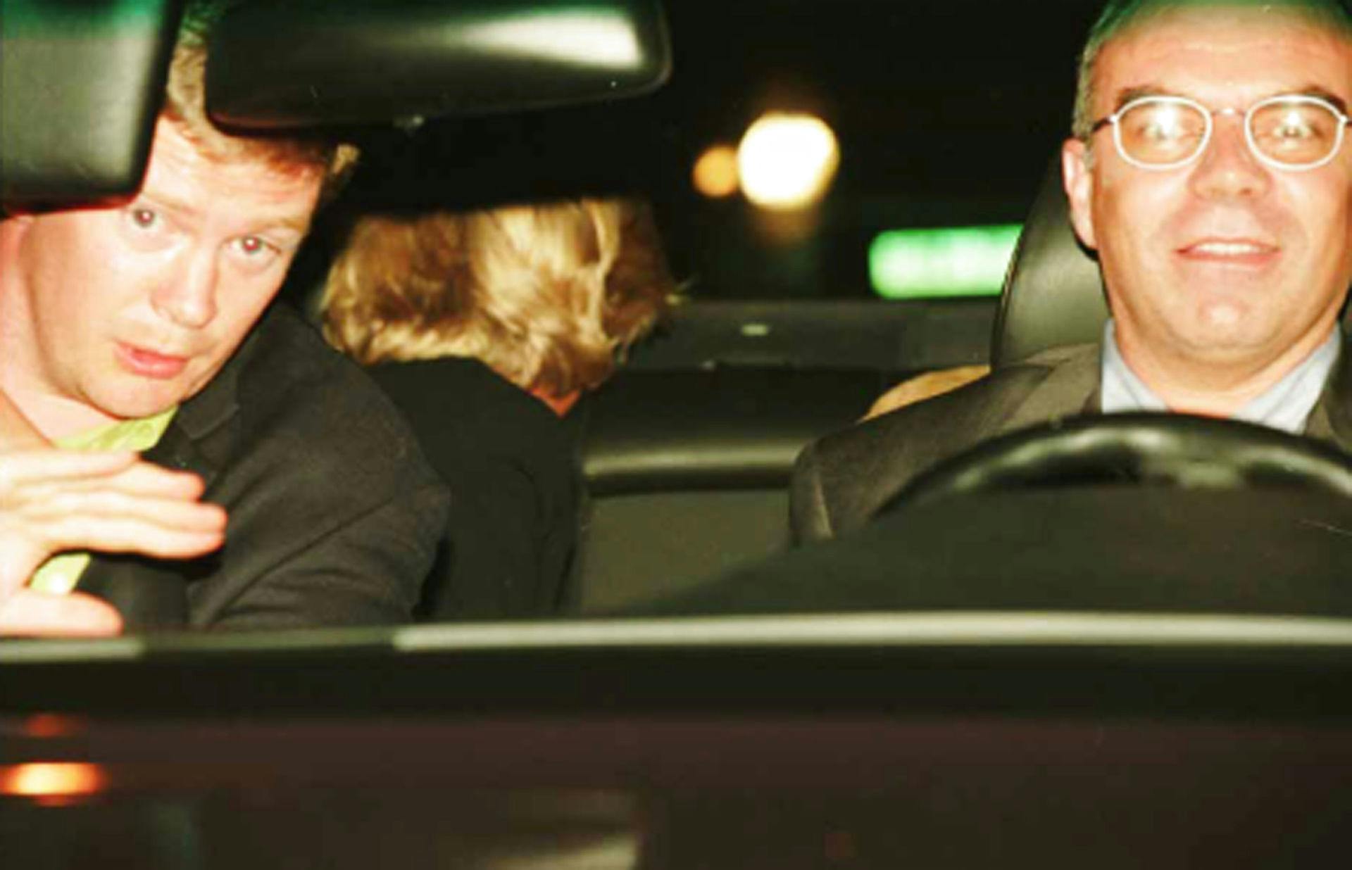 Et af de sidste billeder af prinsesse Diana i den sorte bil. Kun én person overlevede ulykken: Trevor Rees-Jones (til venstre), der var Dianas bodyguard. 