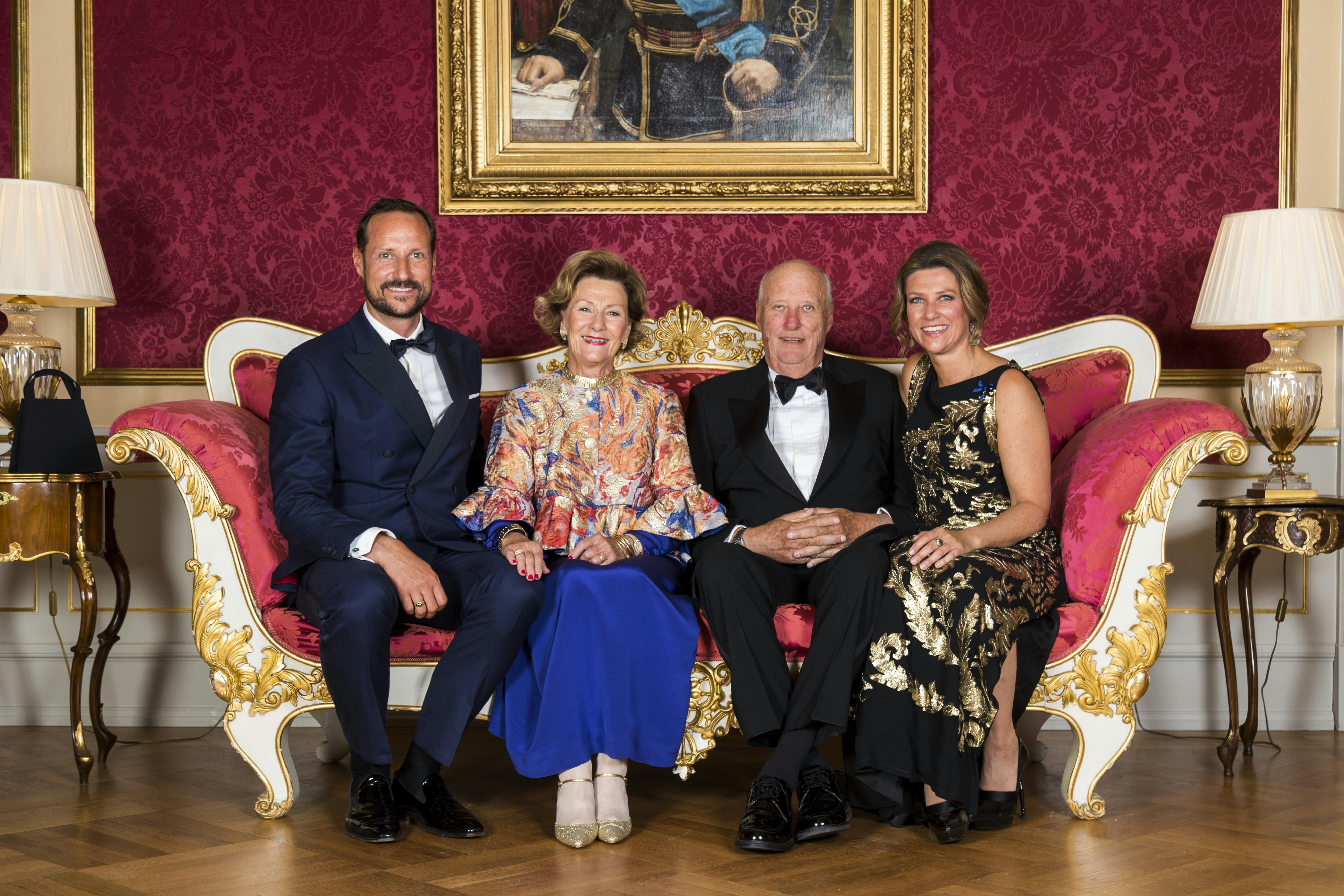 Kronprins Harald, dronnig Sonja, kong Harald og prinsesse Märtha Louise