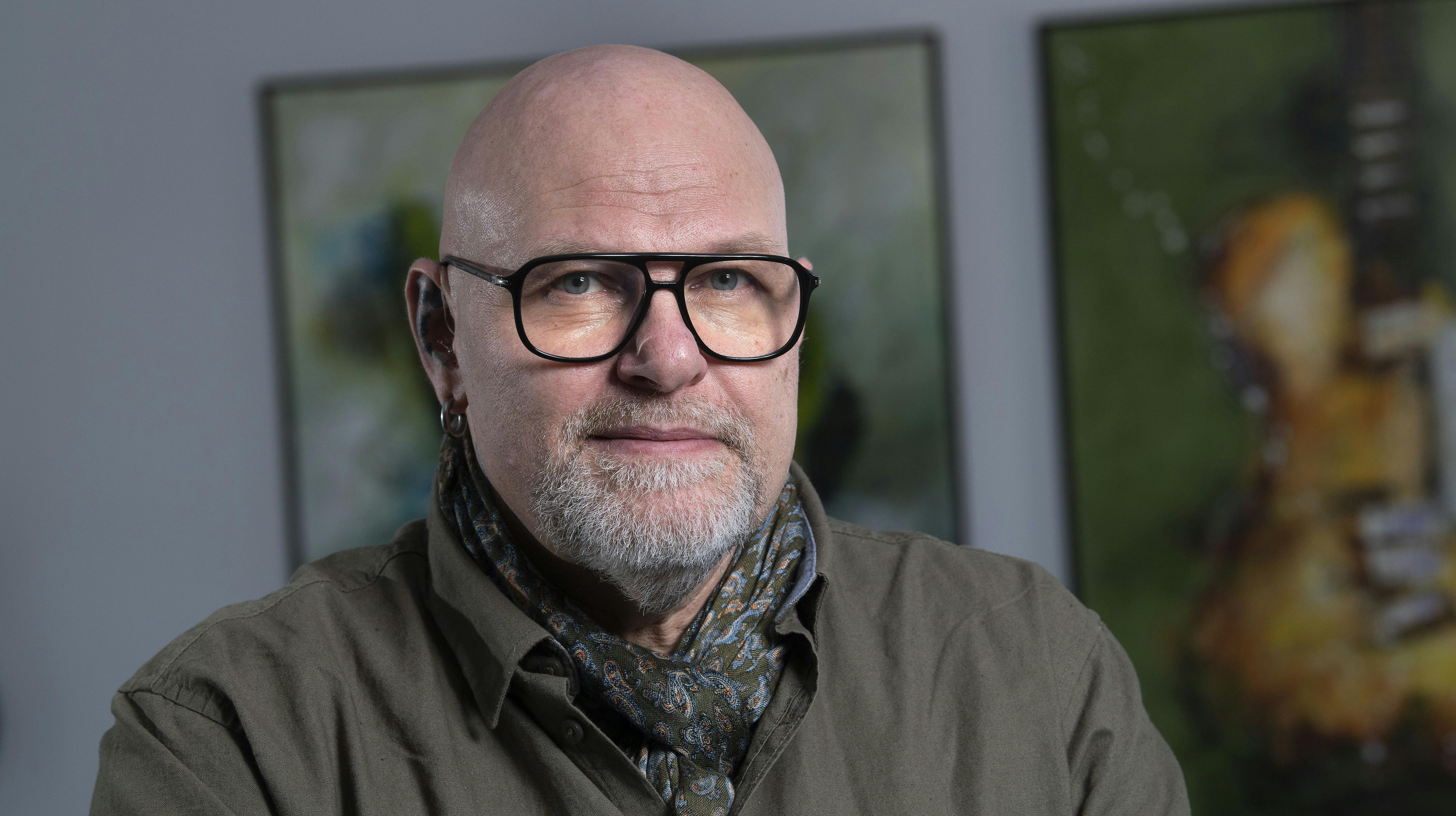 Den skaldede kok med det borgerlige navn Carsten Olsen kæmper for at holde sin restaurant kørende. 