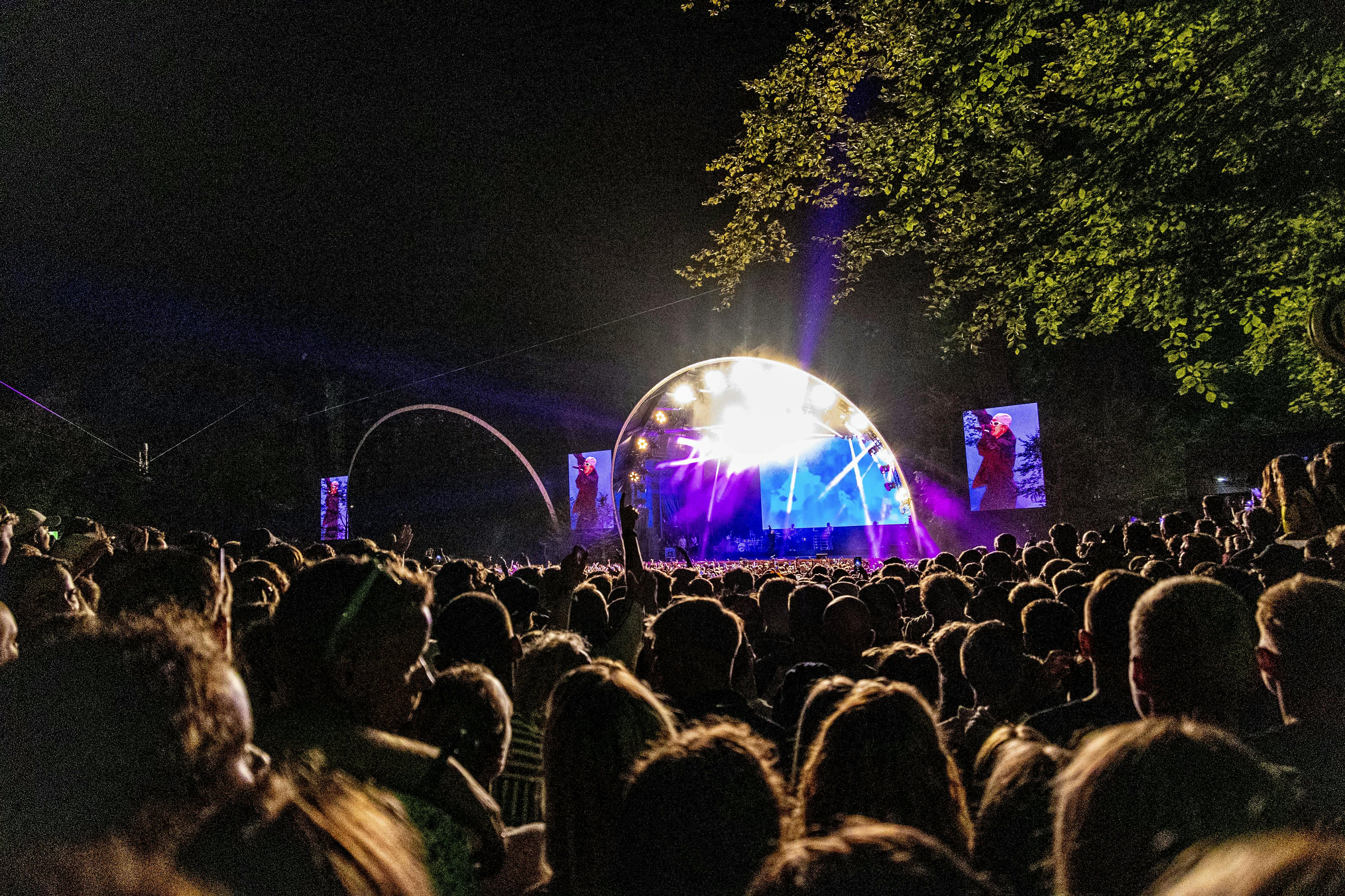 Flere af de mange personer, der sad i kø til at få billetter til Smukfest, kommer ikke til at stå foran Bøgescenen i år.