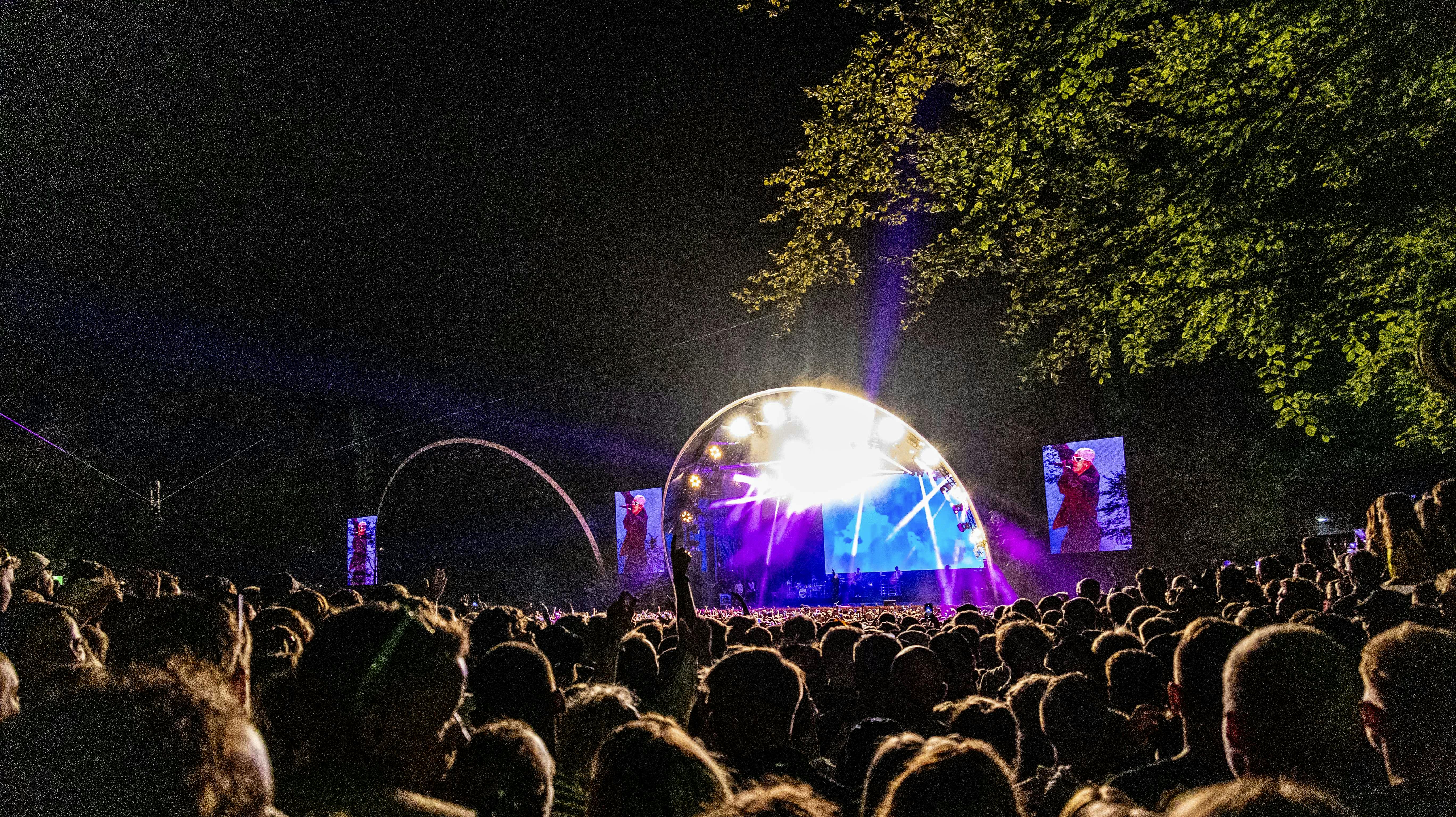 Flere af de mange personer, der sad i kø til at få billetter til Smukfest, kommer ikke til at stå foran Bøgescenen i år.