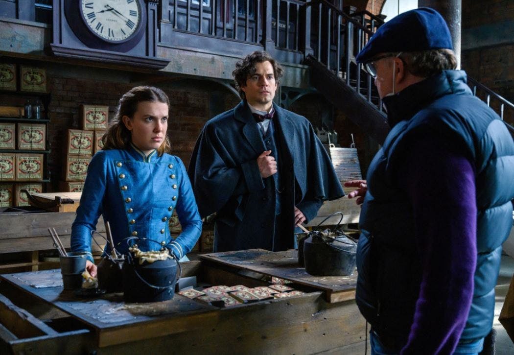 Millie Bobby Brown og Henry Cavill i "Enola Holmes 2".
