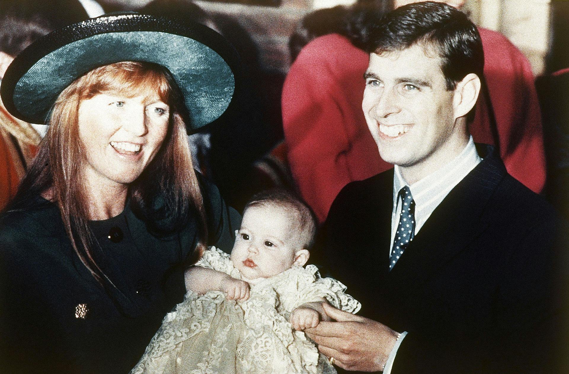 Hertugen og hertuginden af York, Sarah Ferguson og prins Andrew, med deres lille datter prinsesse Beatrice.