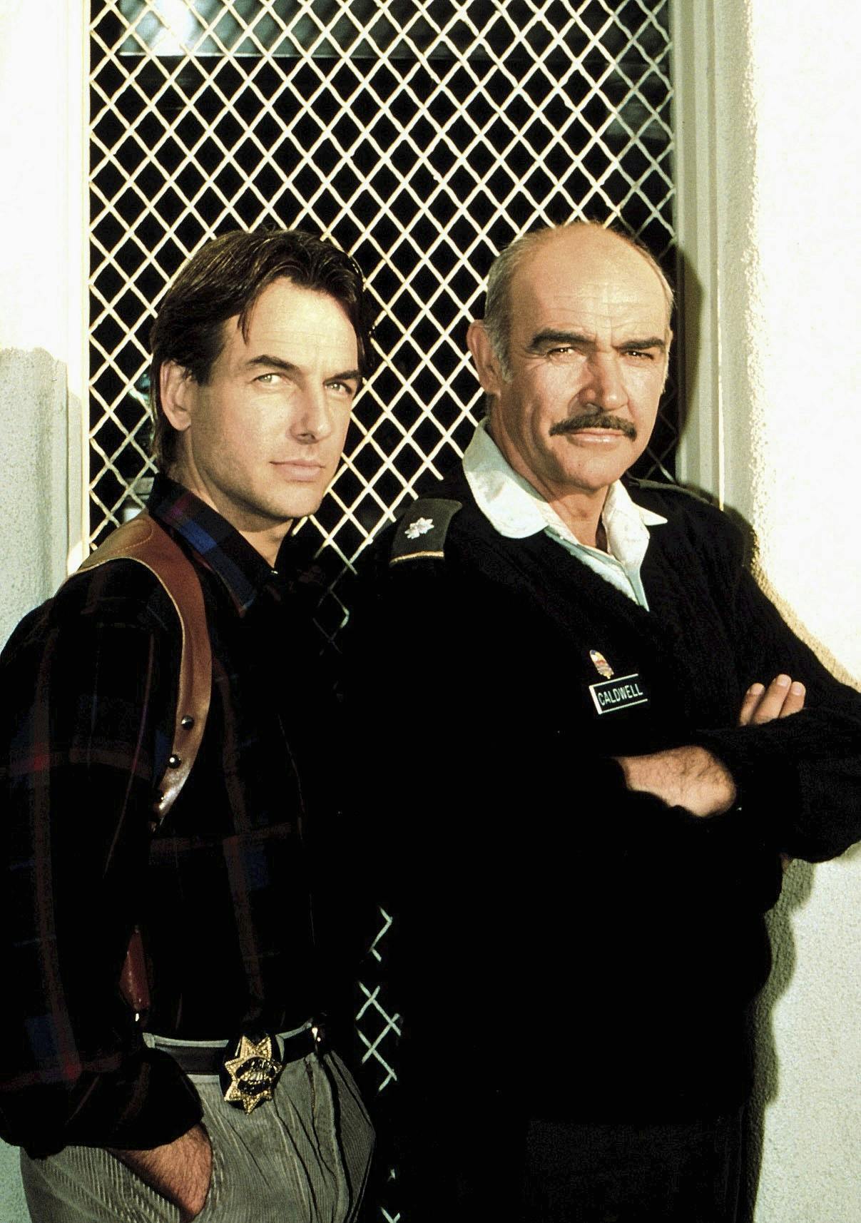 1986 & 1989
Lad os præsentere to hotte fyre anno slut-80’erne: Mark Harmon, 71, og Sean Connery, som i 1988 begge medvirkede i filmen “The Presidio” – og de to har også begge løbet med den kåde kåring i hhv. ‘86 og ‘89.
Sean Connery døde 90