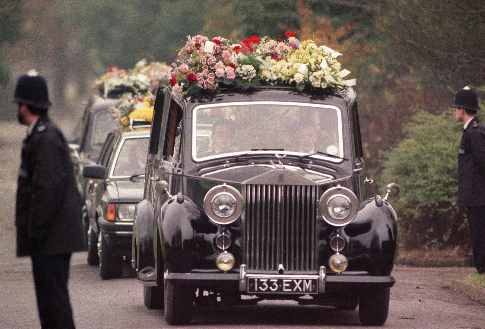 Den 27. november 1991 blev Freddie Mercury bisat. 35 af hans tætteste familiemedlemmer og venner deltog i ceremonien i West London Crematorium, blandt andre Elton John.