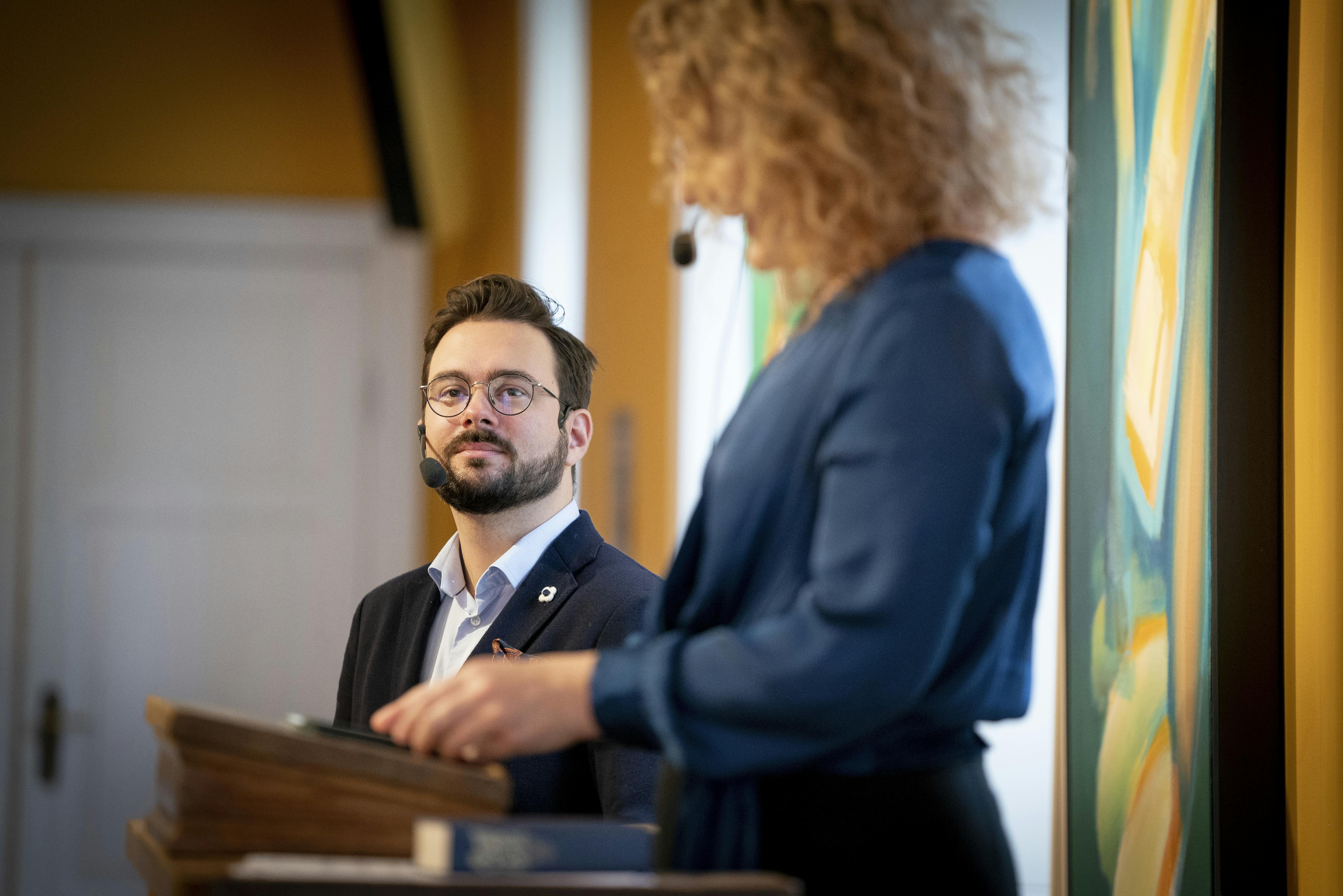 Det bliver dog ikke til et farvel til tjanserne på TV for komponisten. Fremover vil han stadig kunne ses i værtsroller på DR. 