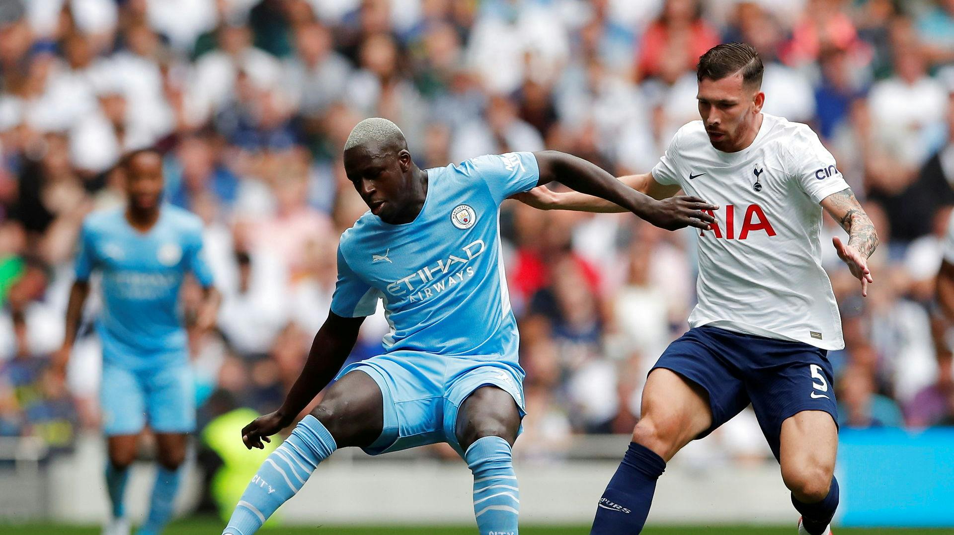 Benjamin Mendy, der her ses i kamp mod danske Pierre-Emile Højbjerg, er tiltalt for syv voldtægter.