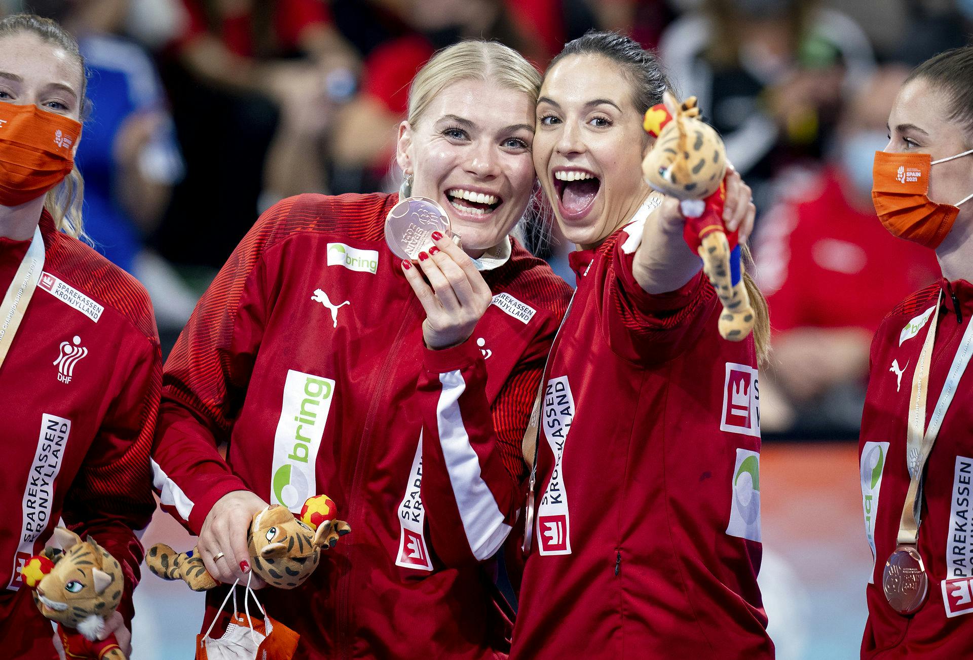 Kathrine Heindahl (th.) og Louise Burgaard (tv.) har god kemi både på og uden for banen, hvor de to er bedste veninder.
