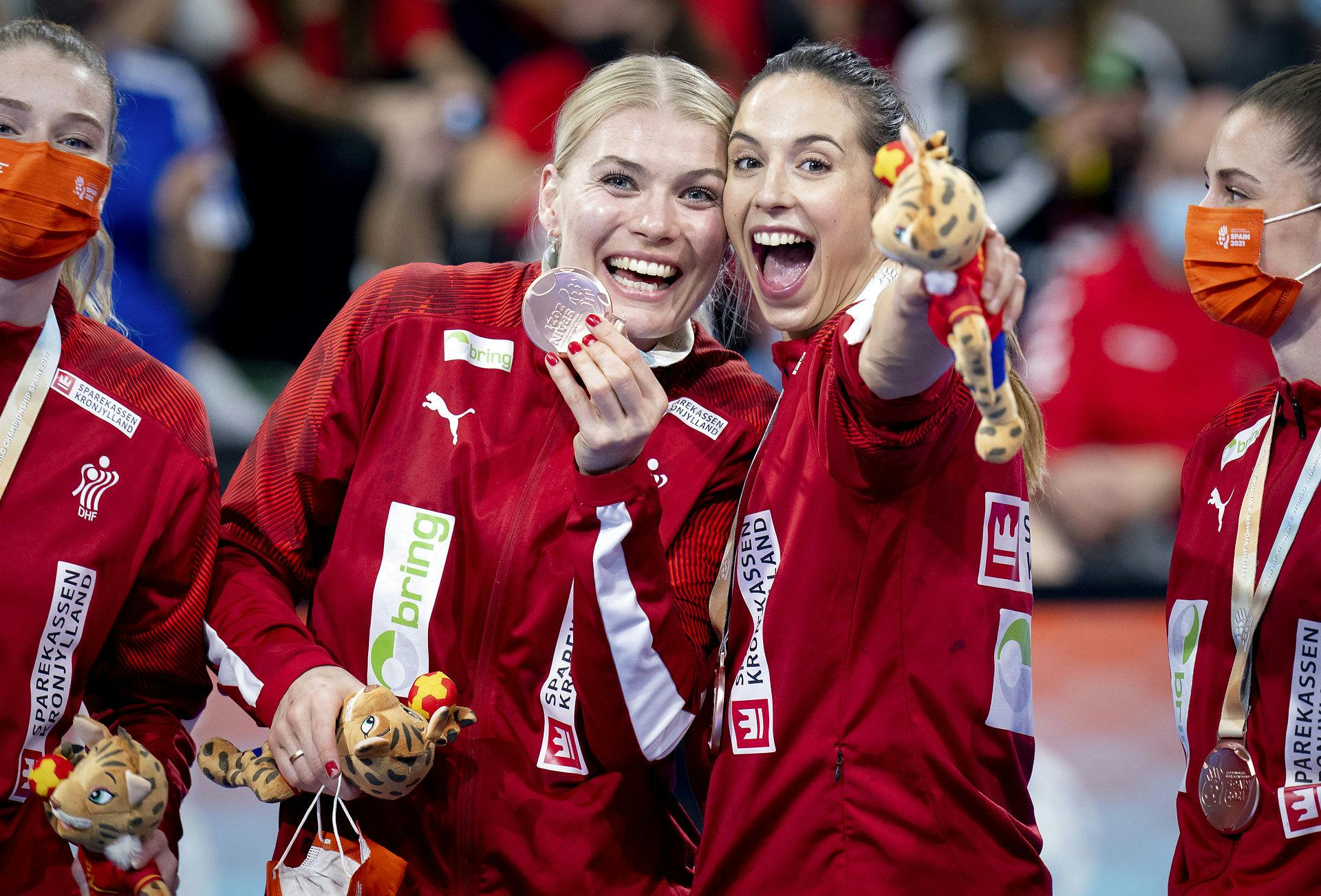 Kathrine Heindahl (th.) og Louise Burgaard (tv.) har god kemi både på og uden for banen, hvor de to er bedste veninder.