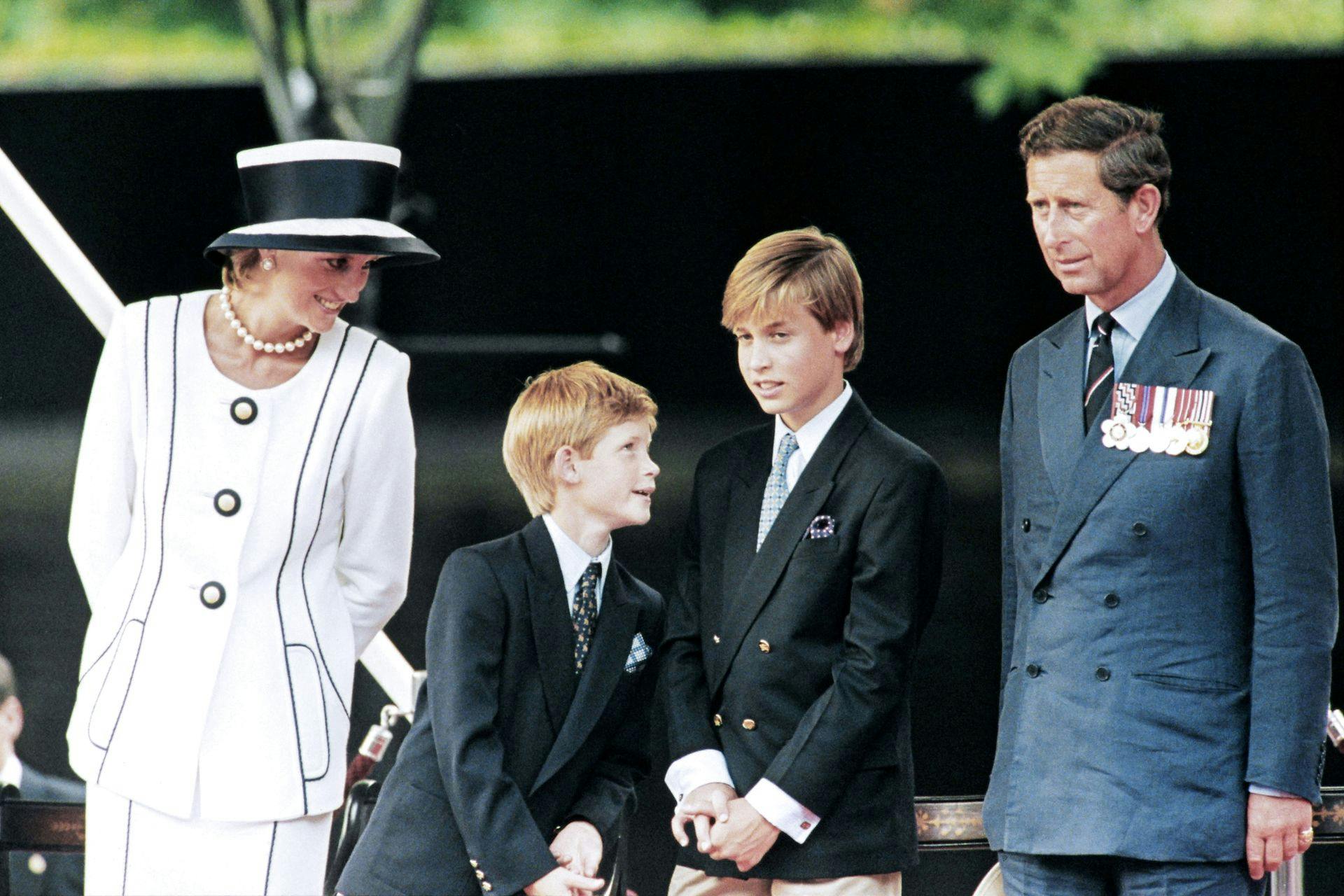 Diana og Charles med deres to sønner, prins Harry og prins William.
