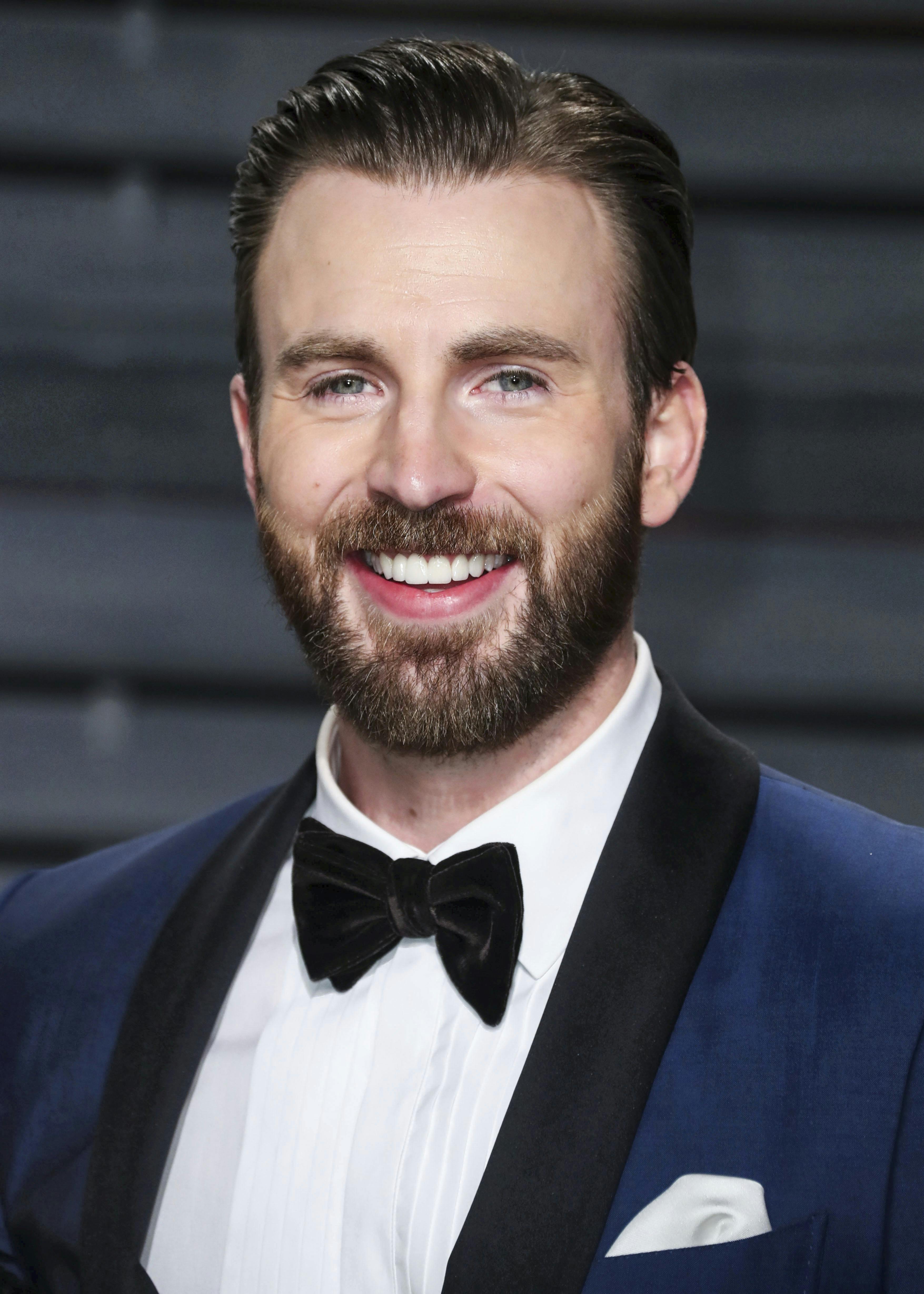 2022
Det amerikanske magasin People kårer hvert år den mest sexede mand i verden – og det nyeste skud på stammen er Chris Evans.
Den 41-årige skuespiller, der er kendt fra Avengers-filmene som Captain America, siger, at hans mor er meget stolt