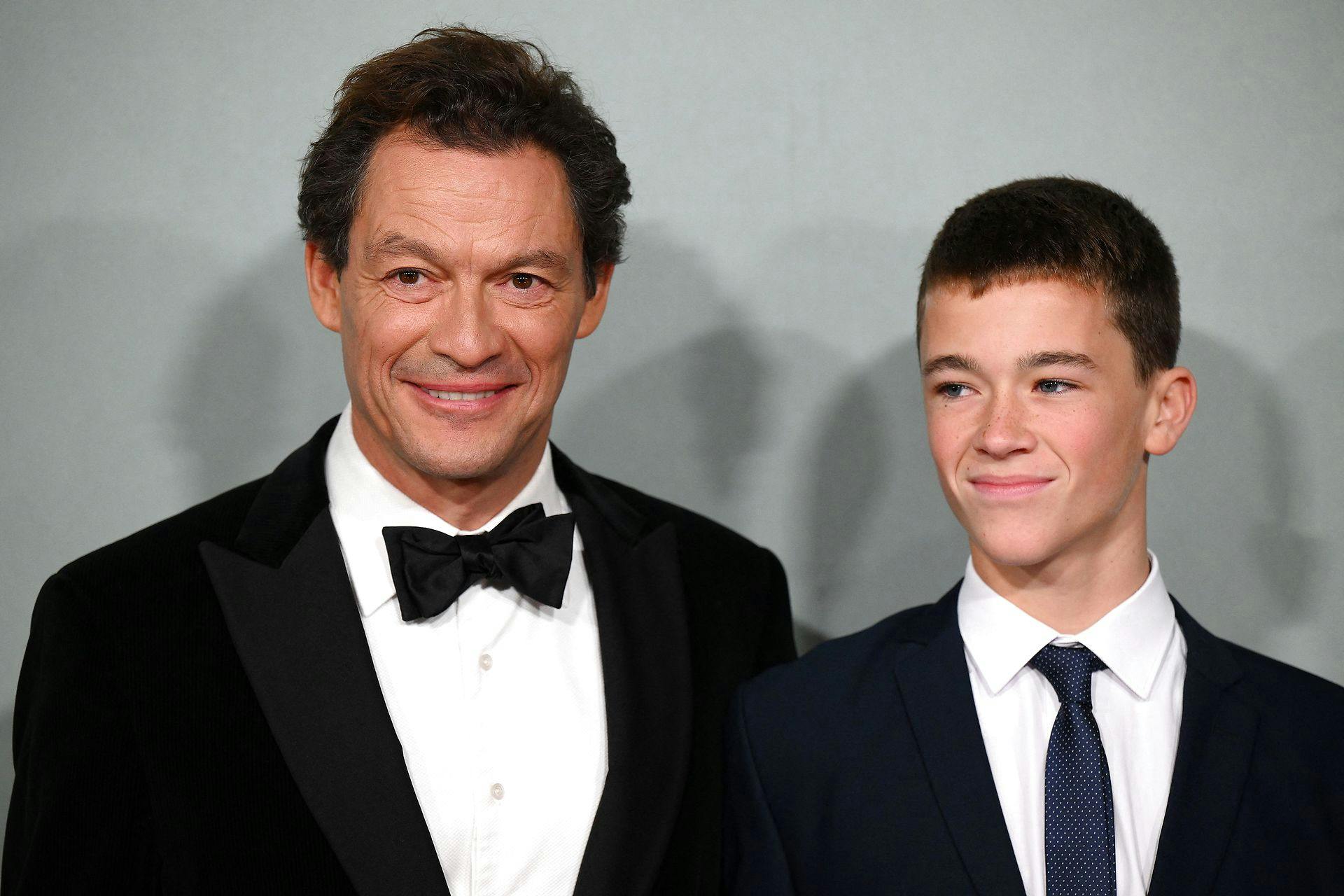 Dominic West med sin søn, Senan West, der havde sin første tur på den røde løber nogensinde i forbindelse med "The Crown"-premieren.
