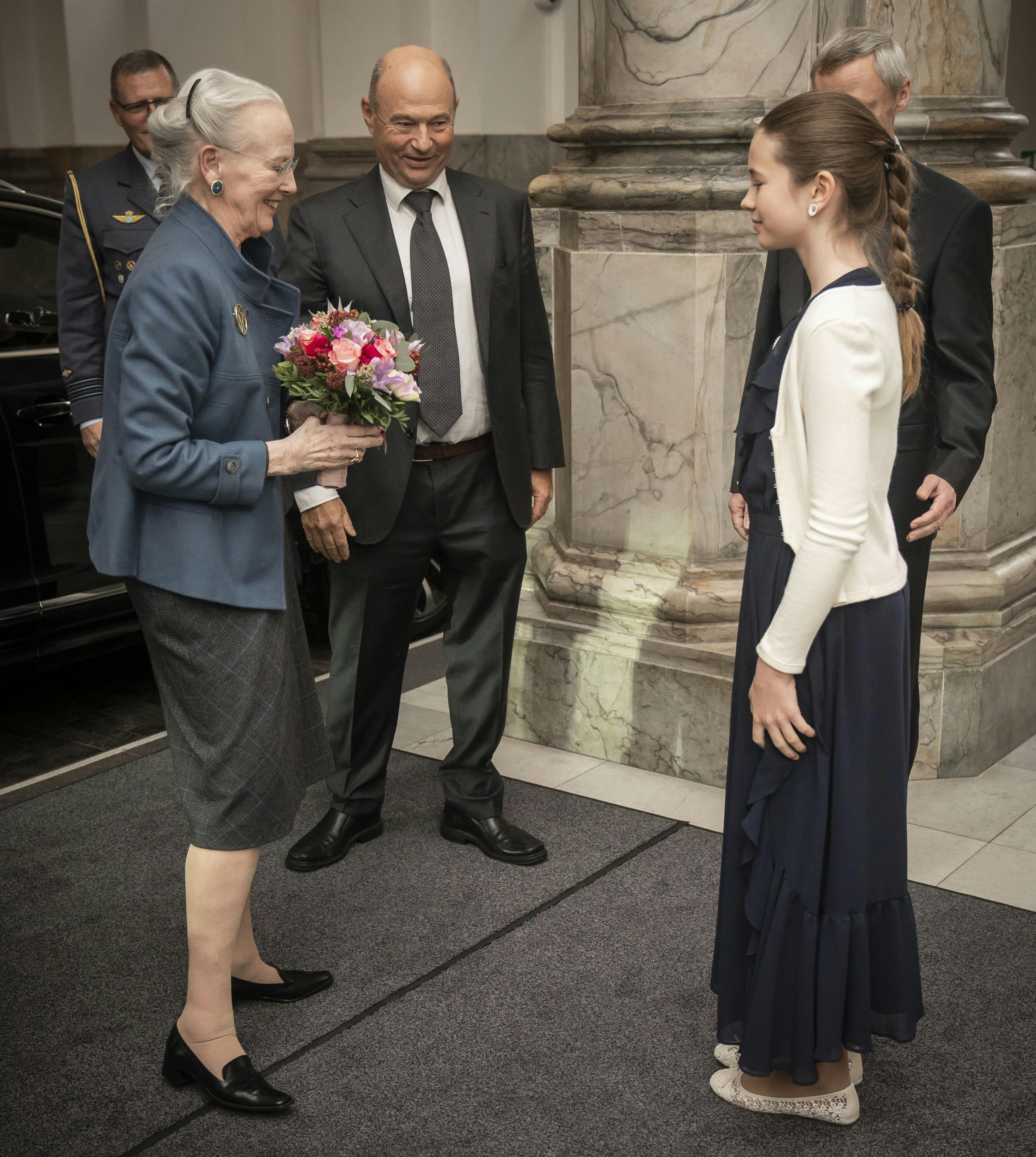 Da dronningen ankom til Christiansborg Slot, var det Matilde Kimers datter Johanna, som overrakte den obligatoriske buket blomster til regenten.
