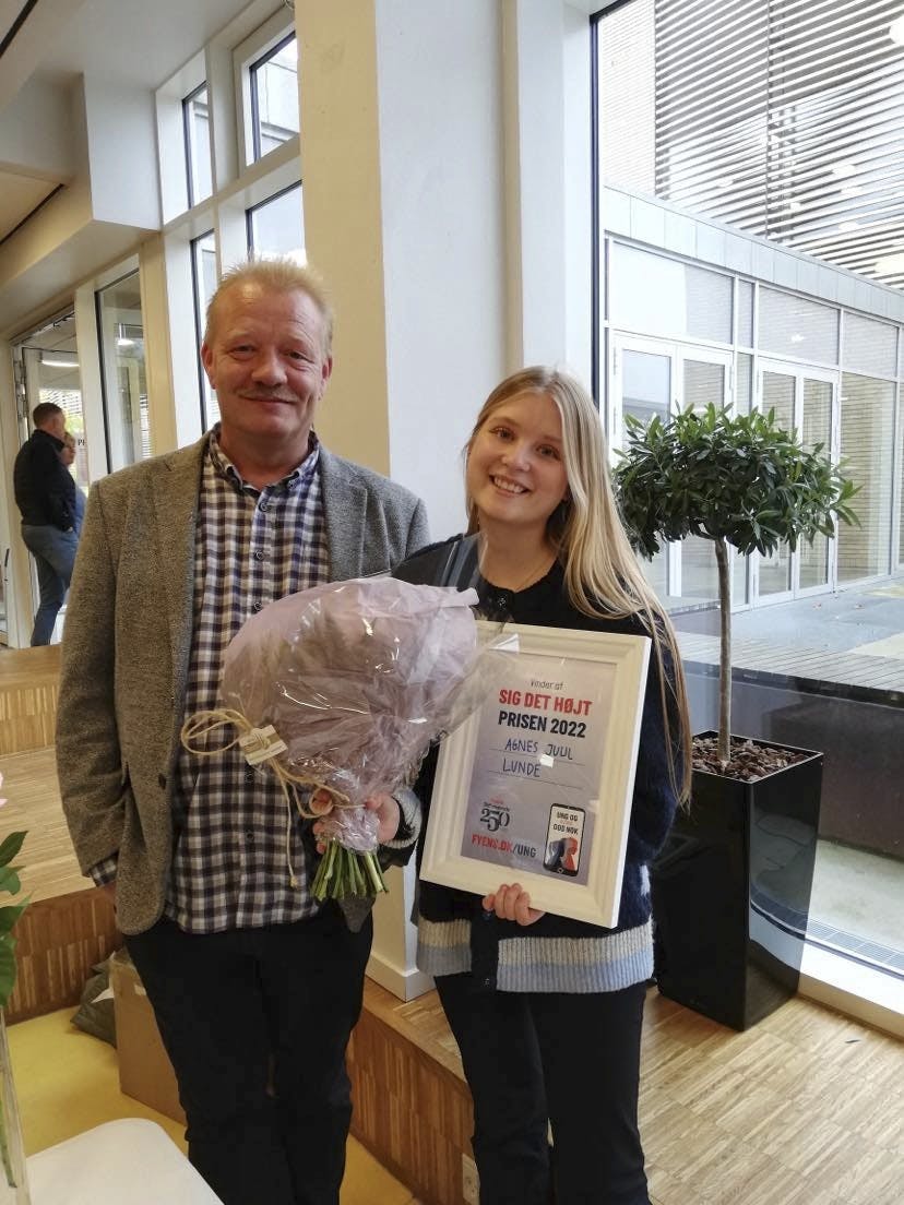 Mads Lunde ledsagede sin datter, da Agnes i år vandt ”Sig det højt-prisen 2022”, stiftet af Fyens Stiftstidende.
