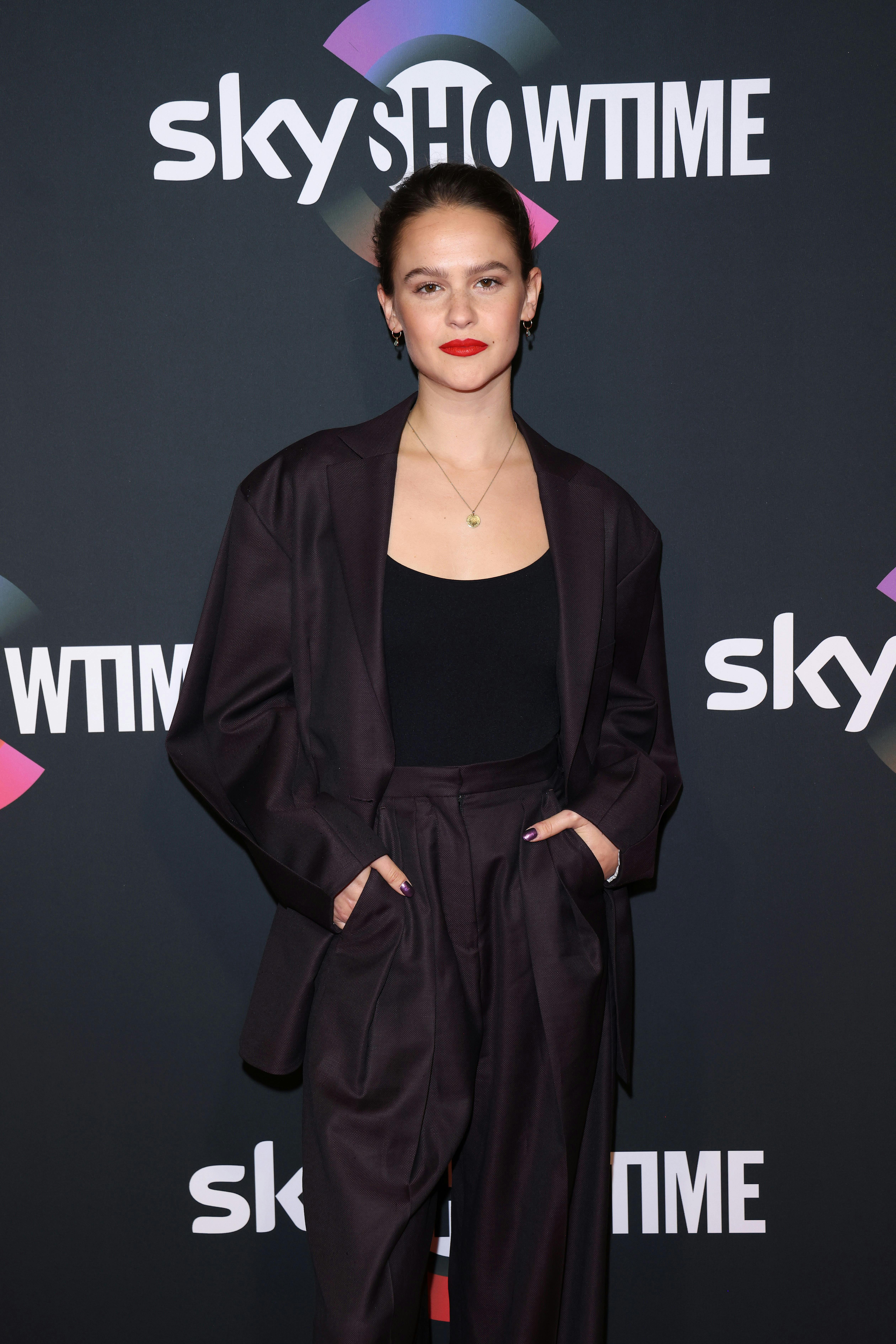 Clara Rugaard er vant til at være i fornemt selskab - for nyligt var hun til lancering af streamingtjenesten SkyShowtime, fordi hun spiller hovedrollen i serien "The Rising"