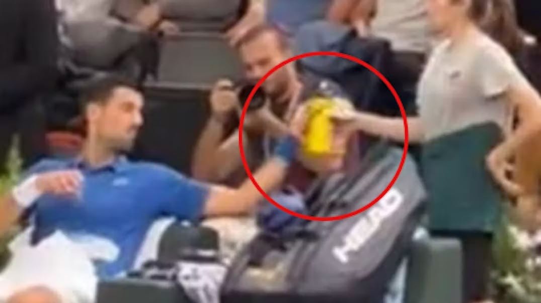 Her får Novak Djokovic overrakt den gule drikkedunk med det mystiske indhold.