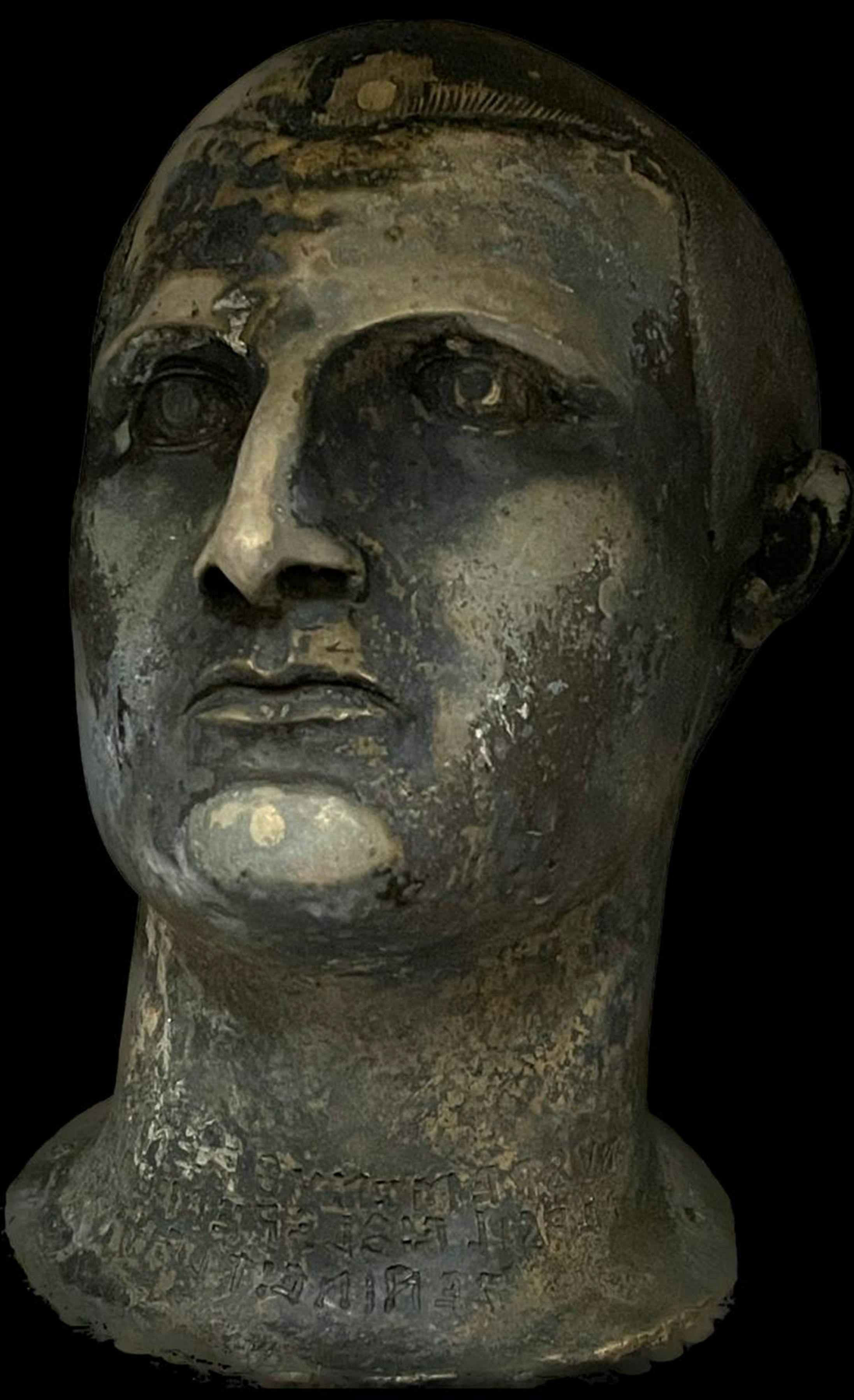 Det er ekstremt sjældent, at man lykkes med at finde oldtidsfund med velbevarede inskriptioner, som det er tilfældet her omkring denne figurs hals. Med dem kan man slå fast, at både romere og etruskere bad til guderne sammen i området. 