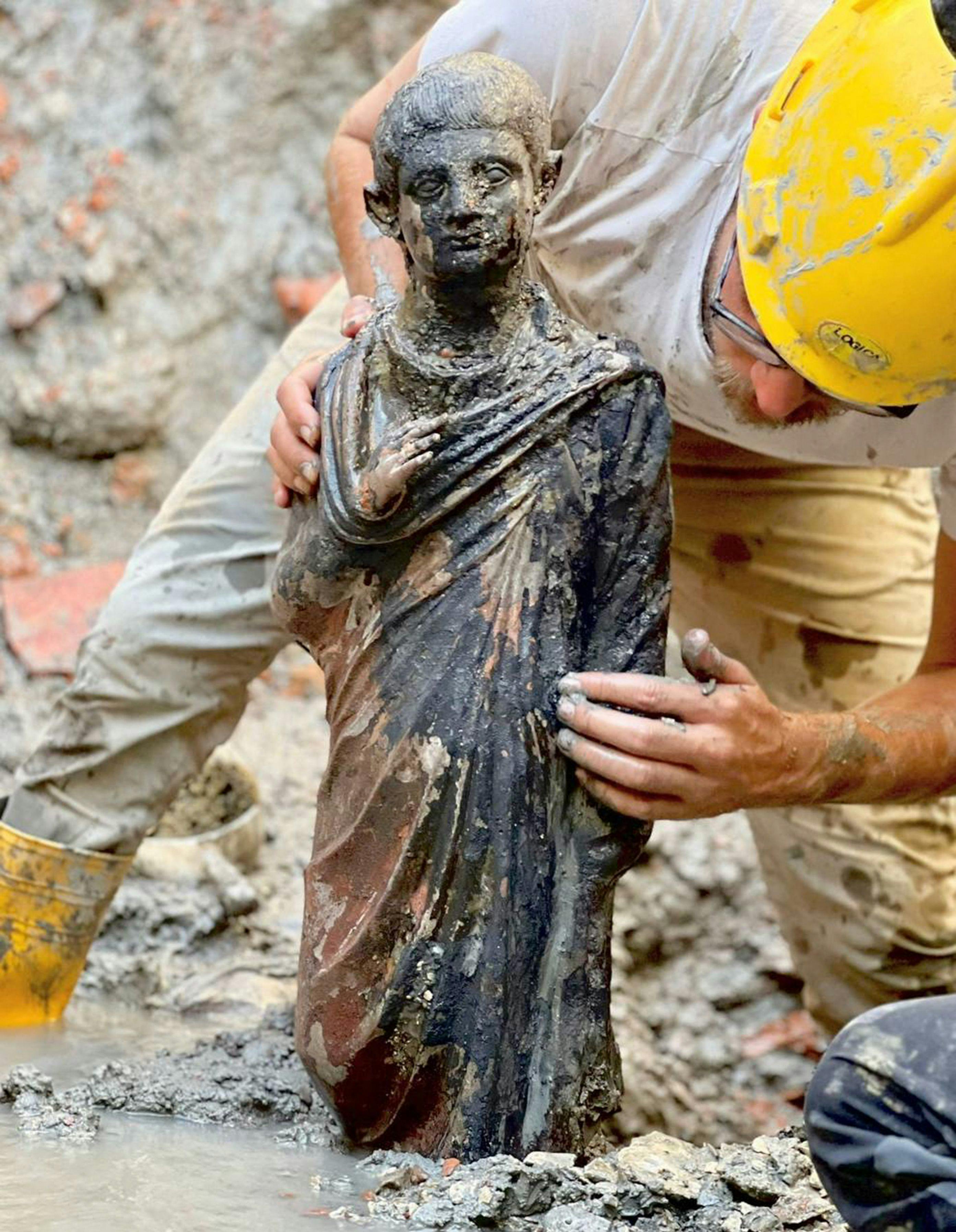 Italienske arkæologer var henrykte over detaljegraden ved de velbevarede figurer, der blev reddet op af mudderet.