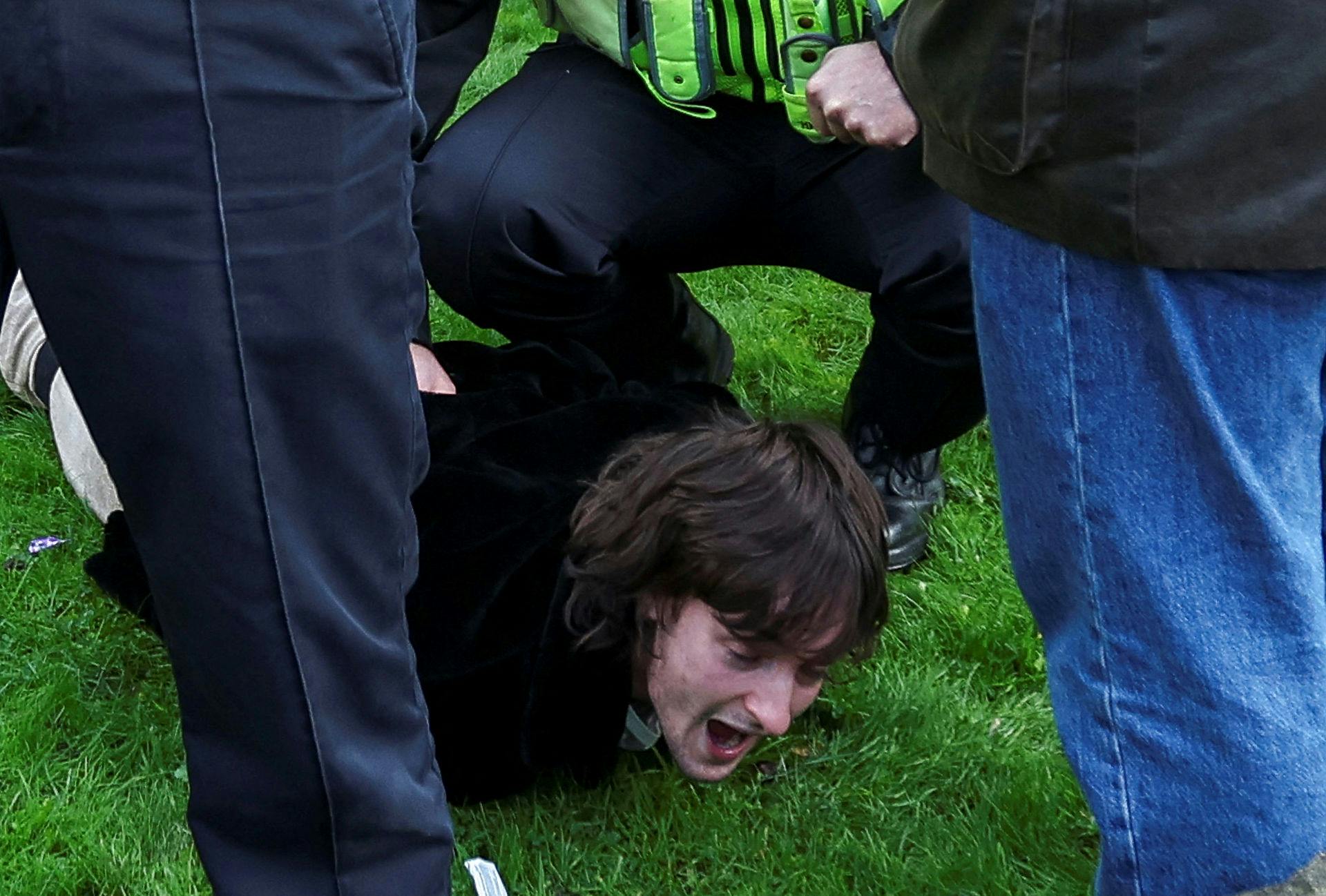 Patrick Thelwell blev hurtigt anholdt, efter han kastede æg mod kong Charles.