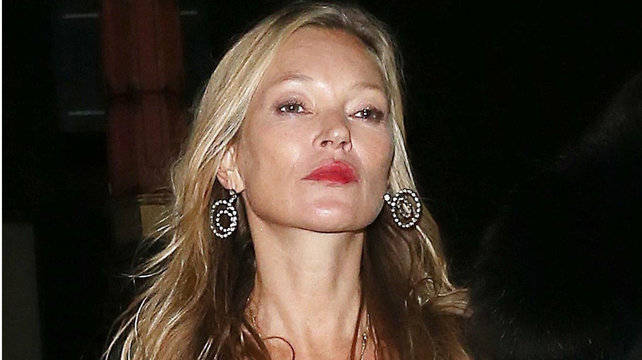 Kate Moss' ene bryst af forsøgte at stikke af den anden dag.