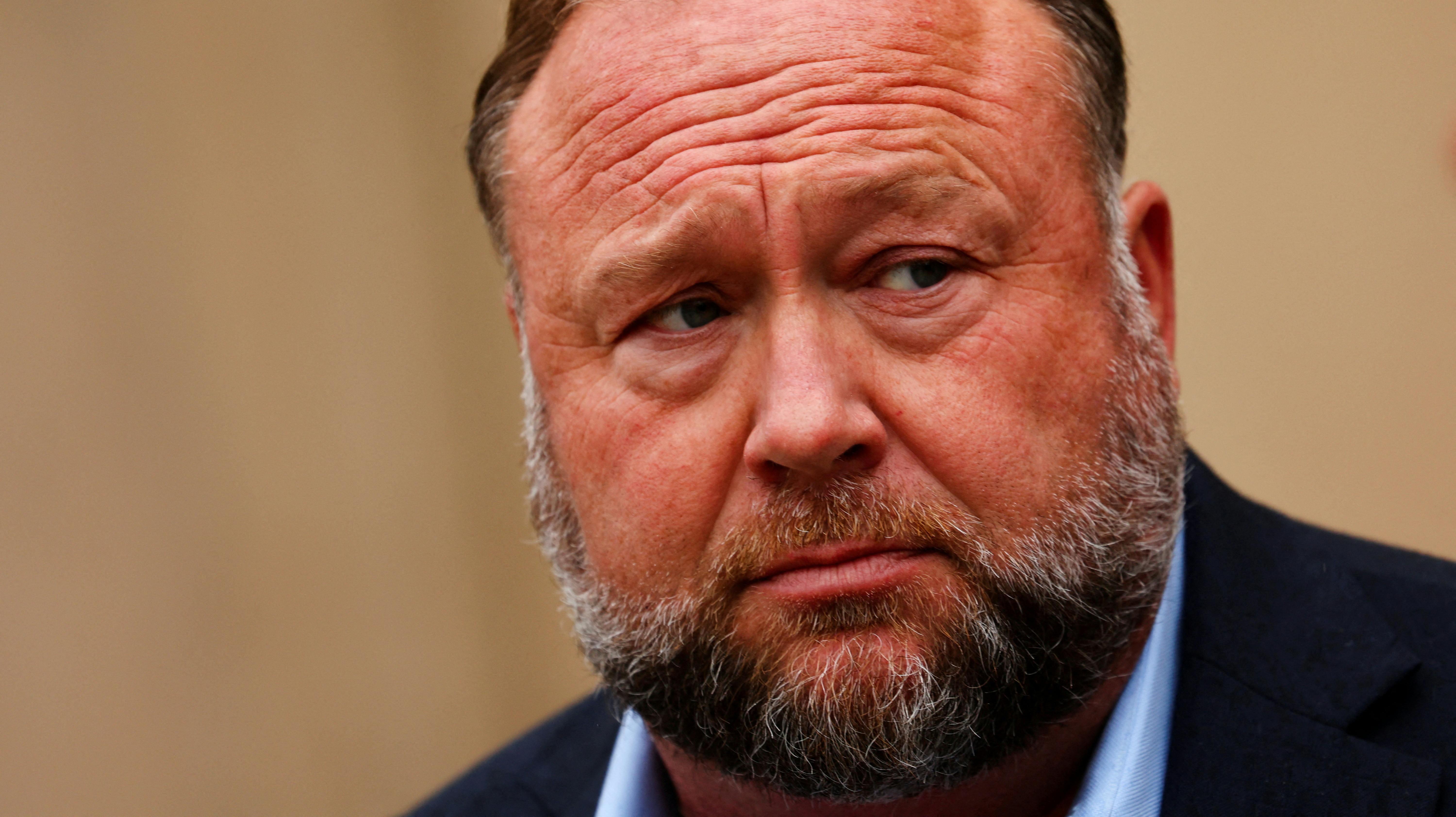 Alex Jones, der har stiftet egen medieplatform ved navn Infowars, har over flere omgange været for retten i en injuriesag, som de efterladte fra Sandy Hook-skyderierne har rejst.