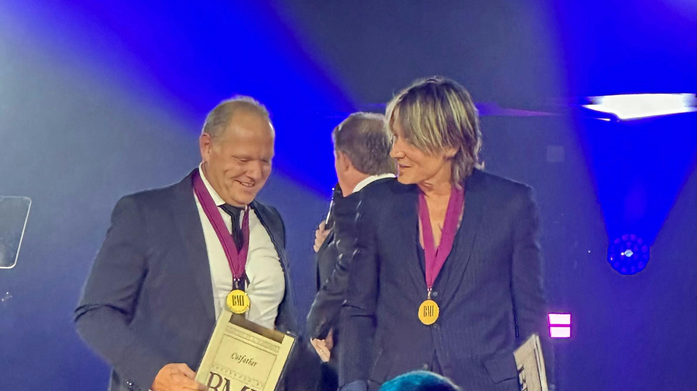 Her modtager Cutfather prisen sammen med Keith Urban. nbsp;
