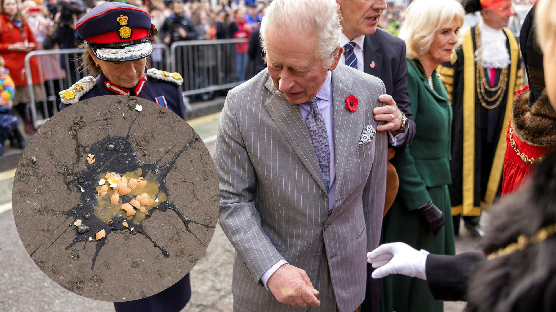 Kong Charles ser ned på det æg, der blev kastet efter ham.