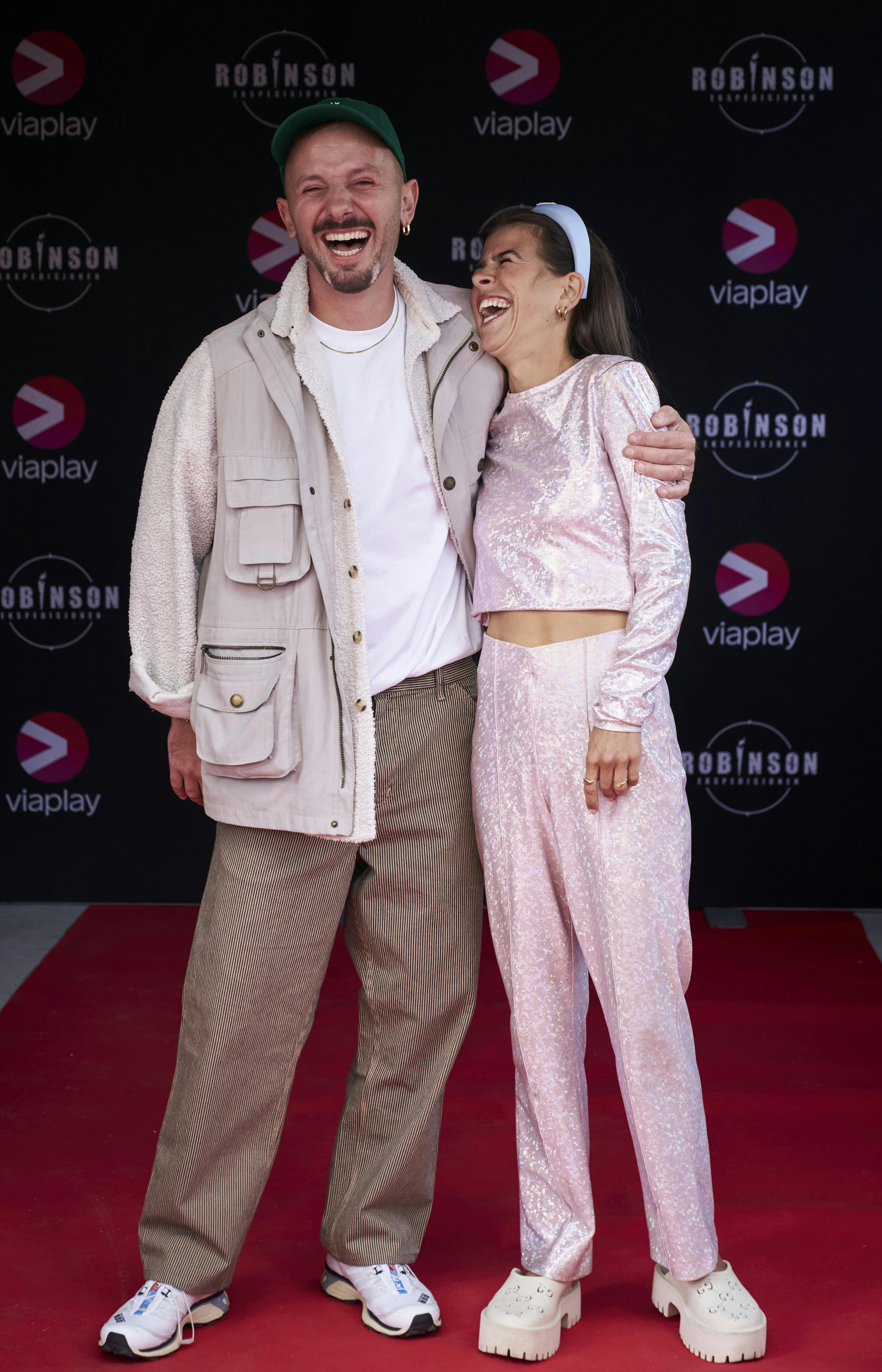 Nicolai og Sine klingede fra begyndelsen. Blandt andet fordi de begge er yogainstruktører.  - Da jeg så ham i lufthavnen, tænkte jeg, at han var den absolut lækreste, fortæller Sine Kromann.