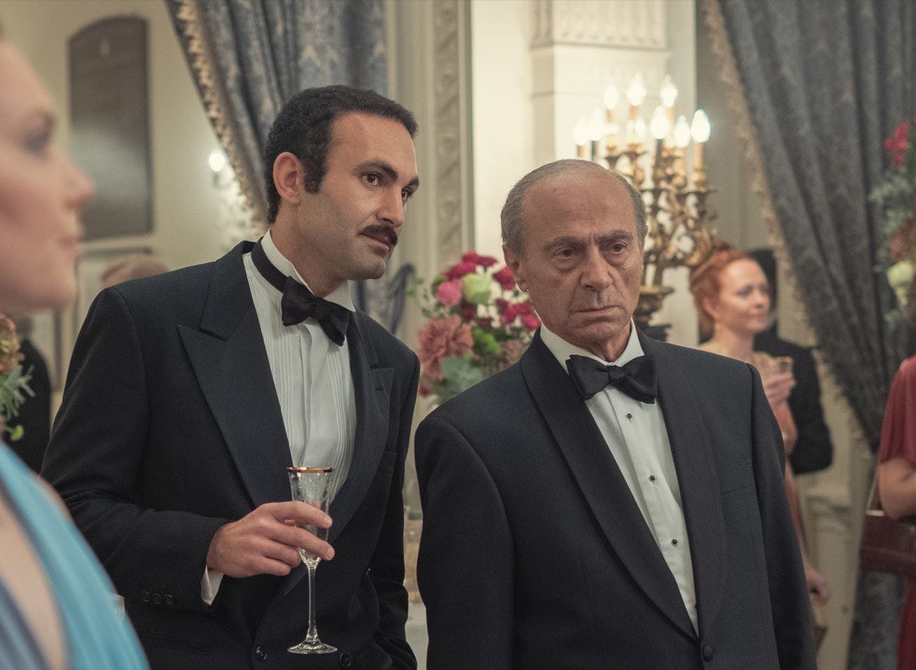 Khalid Abdalla (tv.) som Dodi Fayed og Salim Daw som Mohamed Al-Fayed i “The Crown.”