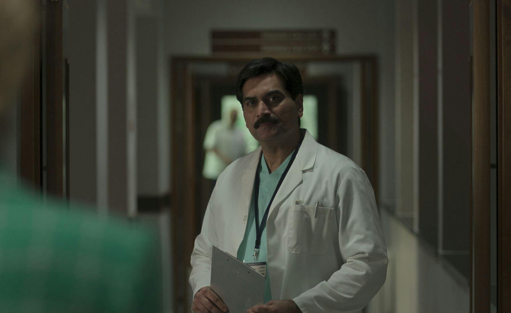 Humayun Saeed som Dr. Hasnat Khan i “The Crown.”