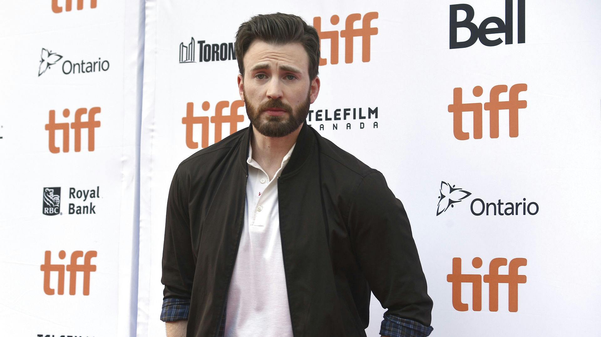 Chris Evans er ikke længere en single mand.