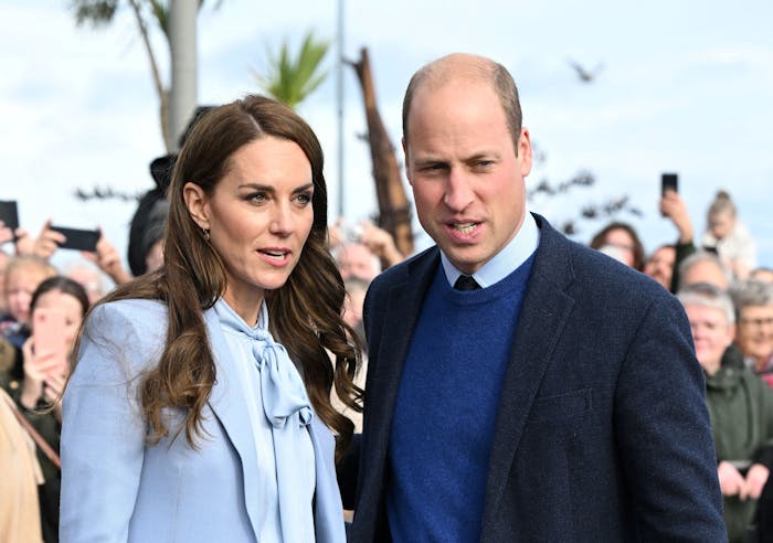 sammensnøret i stedet Konflikt Kilde: Prins Harrys afsløringer tager hårdt på Kate og William | SE og HØR