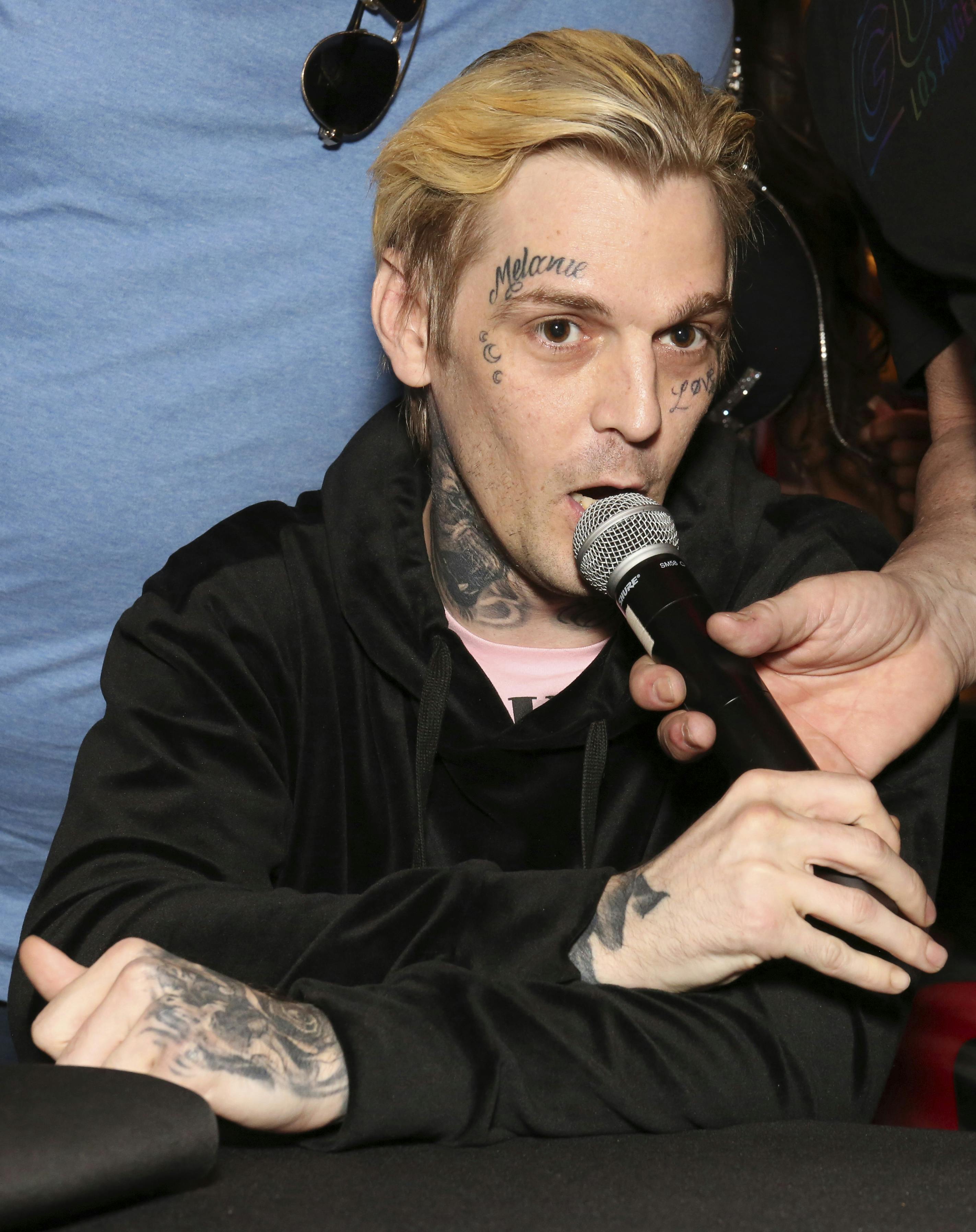 Aaron Carter døde lørdag i en alder af 34. Han blev fundet livløs i sit badekar. 