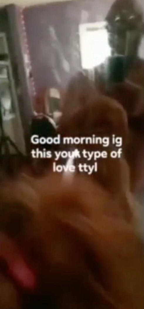 Julius Holley sendte den forfærdelige video til sin ekskæreste efter mishandlingen. Nu risikerer han en lang fængselsdom, hvis han bliver fanget og kendt skyldig.