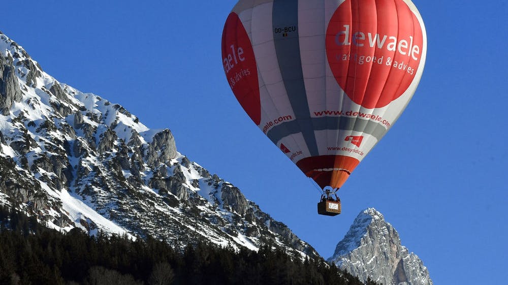 I alt ni blev kastet ud af kurven på en luftballon i Østrig lørdag. To meldes svært tilskadekomne. Billedet her er en flyvning med en luftballon ved landsbyen Filzmoos i Dachstein-bjergene i Østrig og har ikke noget med lørdagens ulykke at gøre.