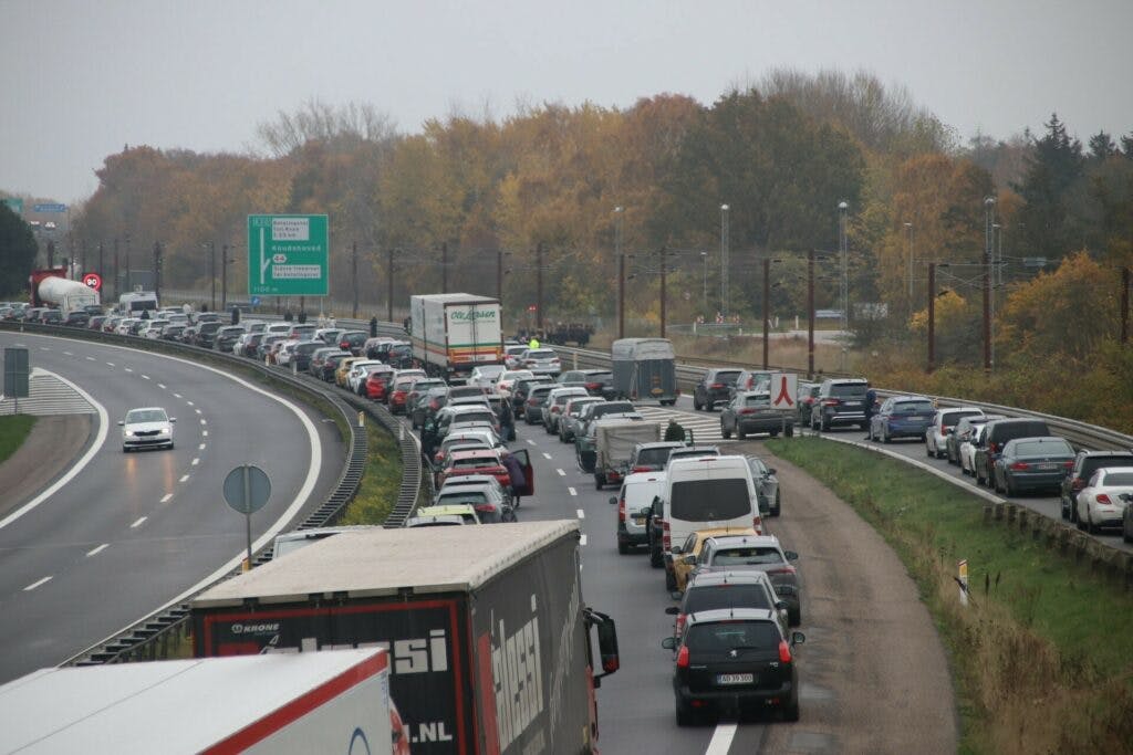 Der var kø i timesvis på Storebæltsbroen lørdag formiddag og middag.