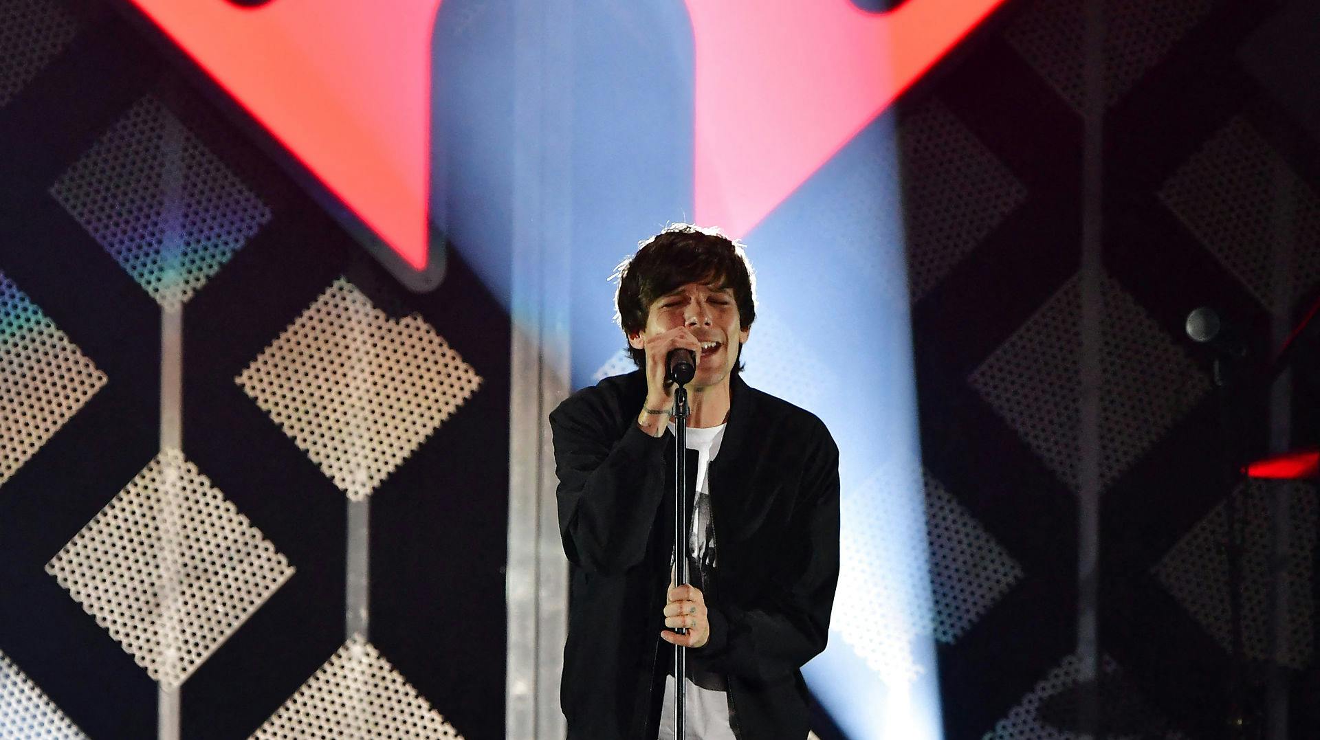 Den engelske sanger Louis Tomlinson er kommet galt afsted.