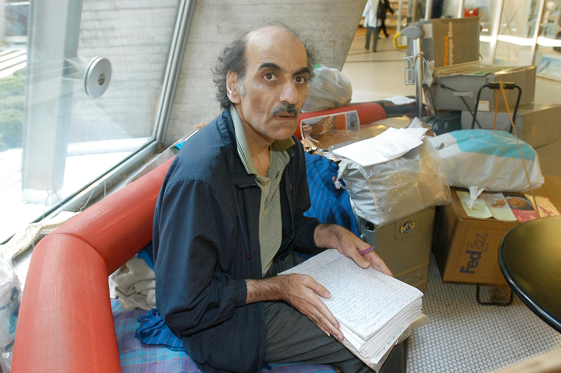 Mehran Karimi Nasseri ses her i 2004. Nasseri boede 18 år i&nbsp;Charles de Gaulle-lufthavnen i Paris.