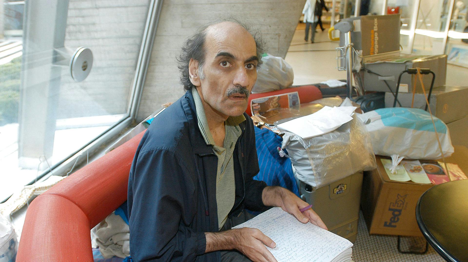 Mehran Karimi Nasseri ses her i 2004. Nasseri boede 18 år i Charles de Gaulle-lufthavnen i Paris.