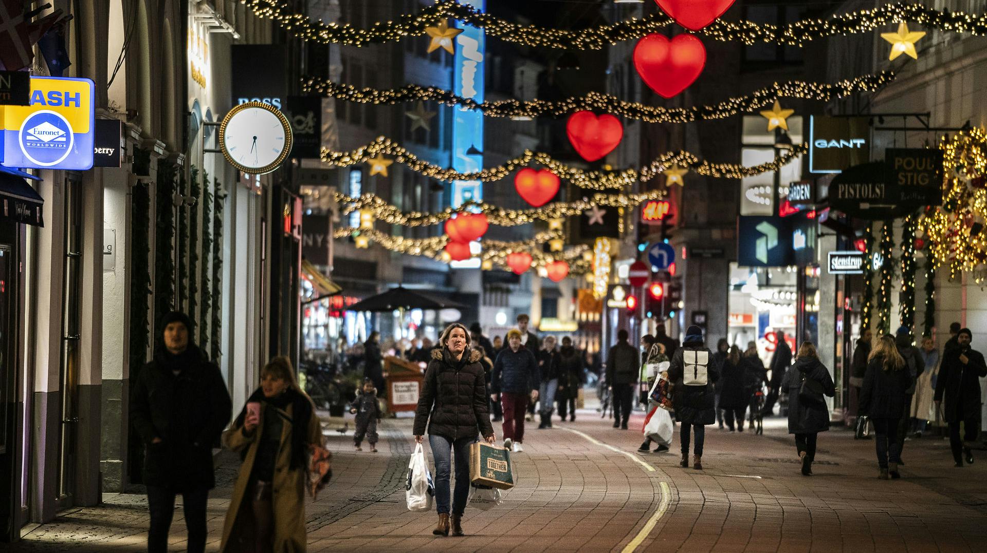 Den høje inflation betyder, at flere end normalt får svært ved at finde penge til julegaveindkøbene. Det mærker man blandt andet hos Frelsens hær, hvor man forventer at 40 procent flere end normalt vil søge støtte til jul. 